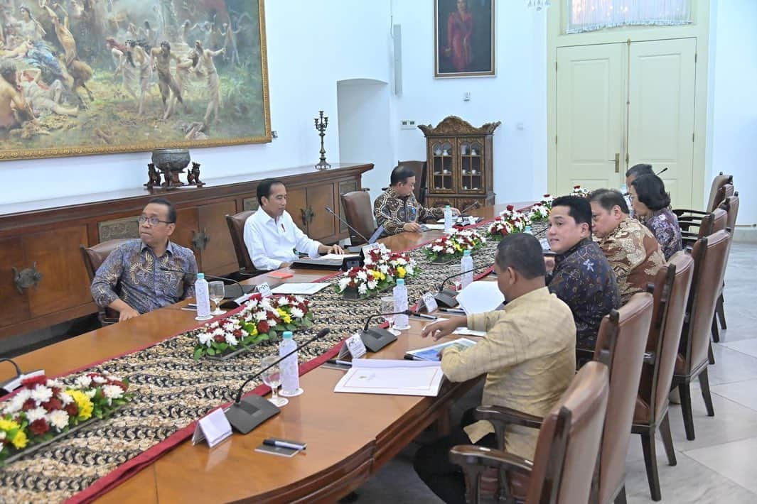 エリック・トヒルのインスタグラム：「Pemerintah mendorong upaya dekarbonisasi dalam rapat internal yang dipimpin Bapak Presiden @jokowi di Istana Kepresidenan Bogor. Ini bagian aksi nyata pengurangan emisi karbon dunia dan menekan dampak perubahan iklim.   Indonesia perlu memanfaatkan potensi besar yang dimiliki, yakni penangkapan dan penyerapan karbon ke dalam lapisan bumi. Ini dibutuhkan untuk menjaga kelestarian lingkungan secara berkelanjutan untuk diwariskan bagi generasi mendatang.」