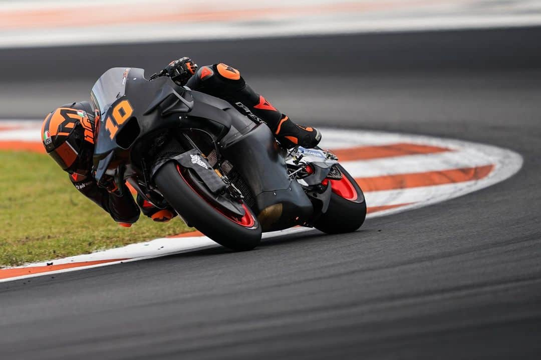 レプソル・ホンダさんのインスタグラム写真 - (レプソル・ホンダInstagram)「It's already happening 🌚  2024 riders and the first protobike out on track at the #ValenciaGP 🇪🇸」11月28日 22時14分 - hrc_motogp