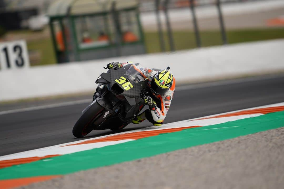 レプソル・ホンダさんのインスタグラム写真 - (レプソル・ホンダInstagram)「It's already happening 🌚  2024 riders and the first protobike out on track at the #ValenciaGP 🇪🇸」11月28日 22時14分 - hrc_motogp