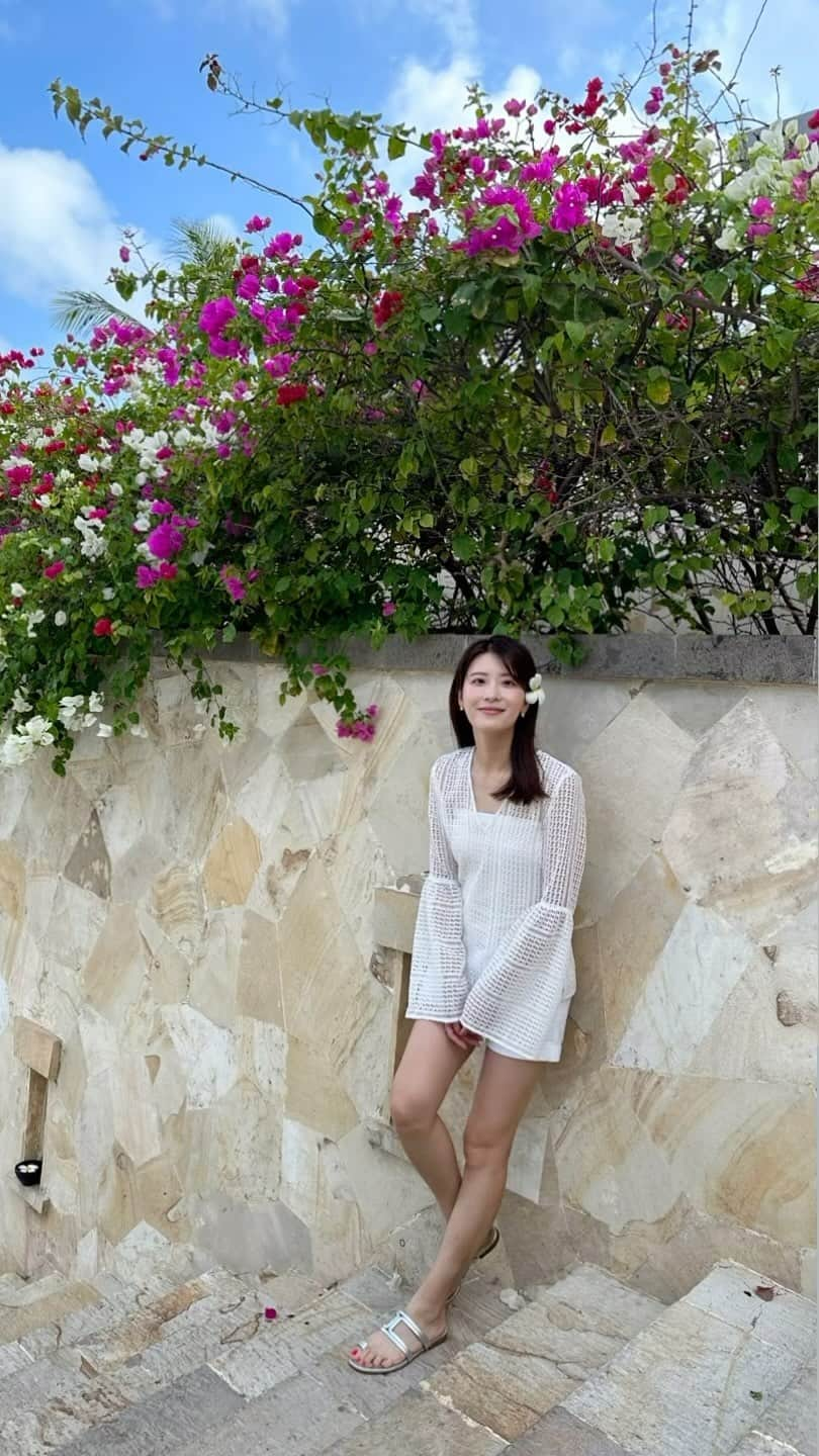 郡司恭子のインスタグラム：「* 🌴🌺  夏が恋しい☹️  リゾートに行ったときは そこでしか着られない服を着たい派👗💭  夏の弾丸旅行、楽しかったな🤭  #vacation #summer #summervibes #summertime #travelphotography #bali #baliindonesia  #弾丸トラベラー #🌴 #🌺  #日本テレビ #日本テレビアナウンサー #アナウンサー #郡司恭子」