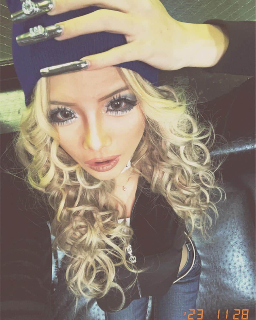 ERIKAのインスタグラム：「． ． ． ． I'm weird🌀」