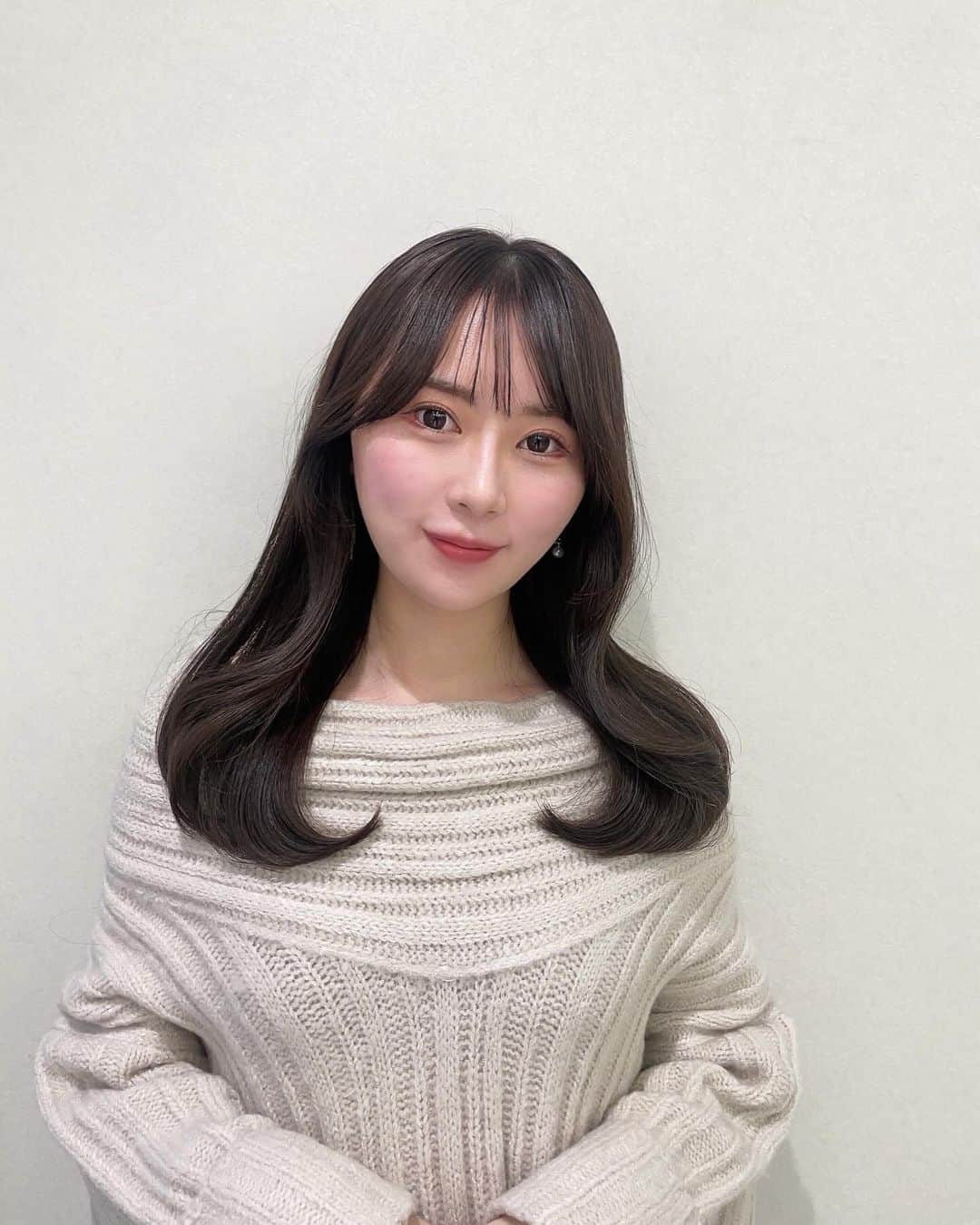長沢菜々香のインスタグラム：「〜new hair color〜 グレージュにしました🩶 冬は落ち着いたカラーにしたくなる! トリートメントもして生き返ったよ🌱 どうかな〜？ @naruho_maruyama」