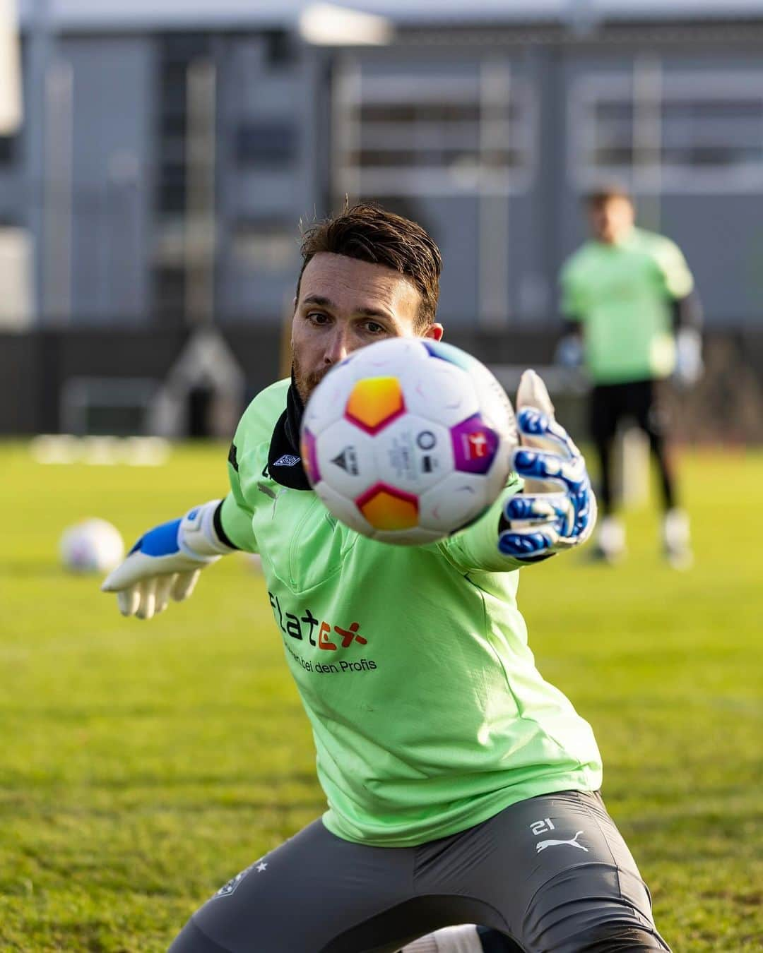 トビアス・ジッペルのインスタグラム：「⚽️👀 #bmg #fohlenelf #puma @borussia @pumafootball」