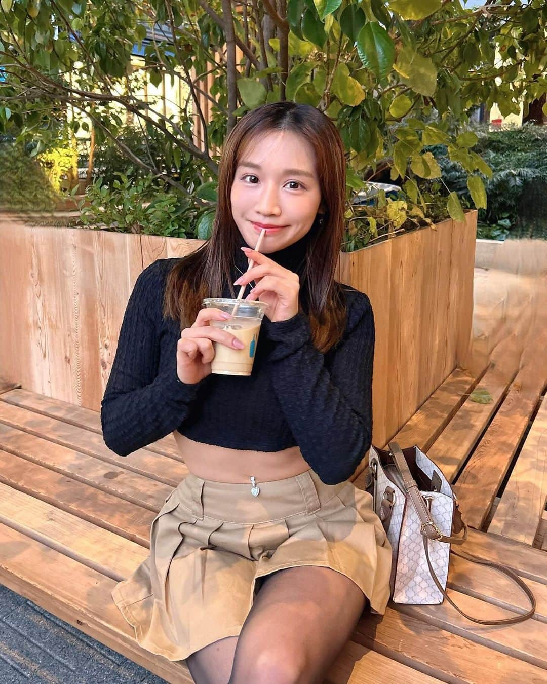 HIKARIさんのインスタグラム写真 - (HIKARIInstagram)「🍁 ・ ・ ・ ・ マイカと久しぶりに会った~☕️♪   そしてたまにはスカート履いてみた🫣焦  この日はマスカラとビューラー無し 薄メイクday💄  @yagbeautyclinic_shibuya で 定期的にレーザーやプラズマで肌荒れしないよう ケアしてるから化粧薄くしてる✌️楽！わら  生理前のニキビも減った😭✨  こないだ初めて水光注射も受けたの💉 効果で始めたらまた言います♡  _ #カフェタイム #美容day #yagbeauty #肌メンテ」11月28日 22時18分 - hikari_niko424