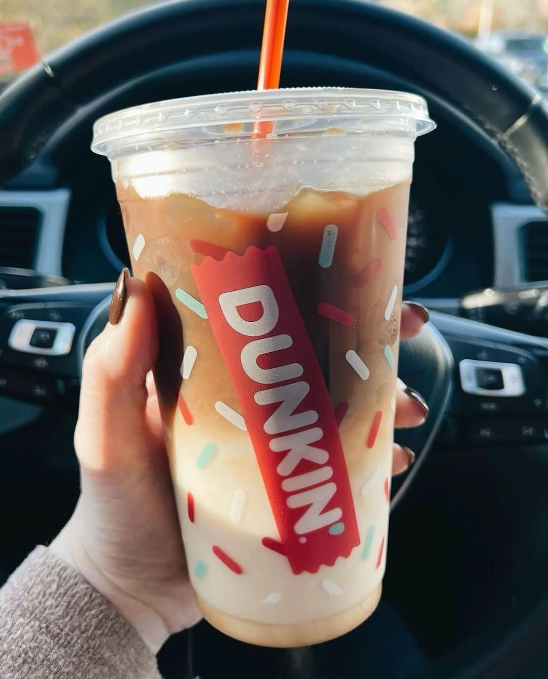 ダンキンドーナツさんのインスタグラム写真 - (ダンキンドーナツInstagram)「Research says coffee tastes better in the car. I am research」11月28日 22時18分 - dunkin