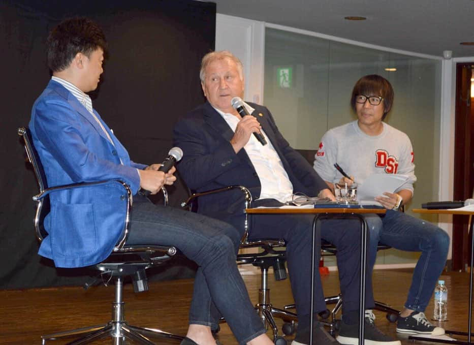 のインスタグラム：「Um talk show na empresa @bengo4.com, com o Presidente Taichiro Ei, em Roppongi- Tokyo. Falamos sobre Meus pais, minha educação, inicio de carreira no Flamengo, Seleção Japonesa, @kashima.antlers , um bate bola com a garotada, fotos, autógrafos e depois um belo jantar regado a ótimos vinhos. Obrigado pelo carinho de todos.」