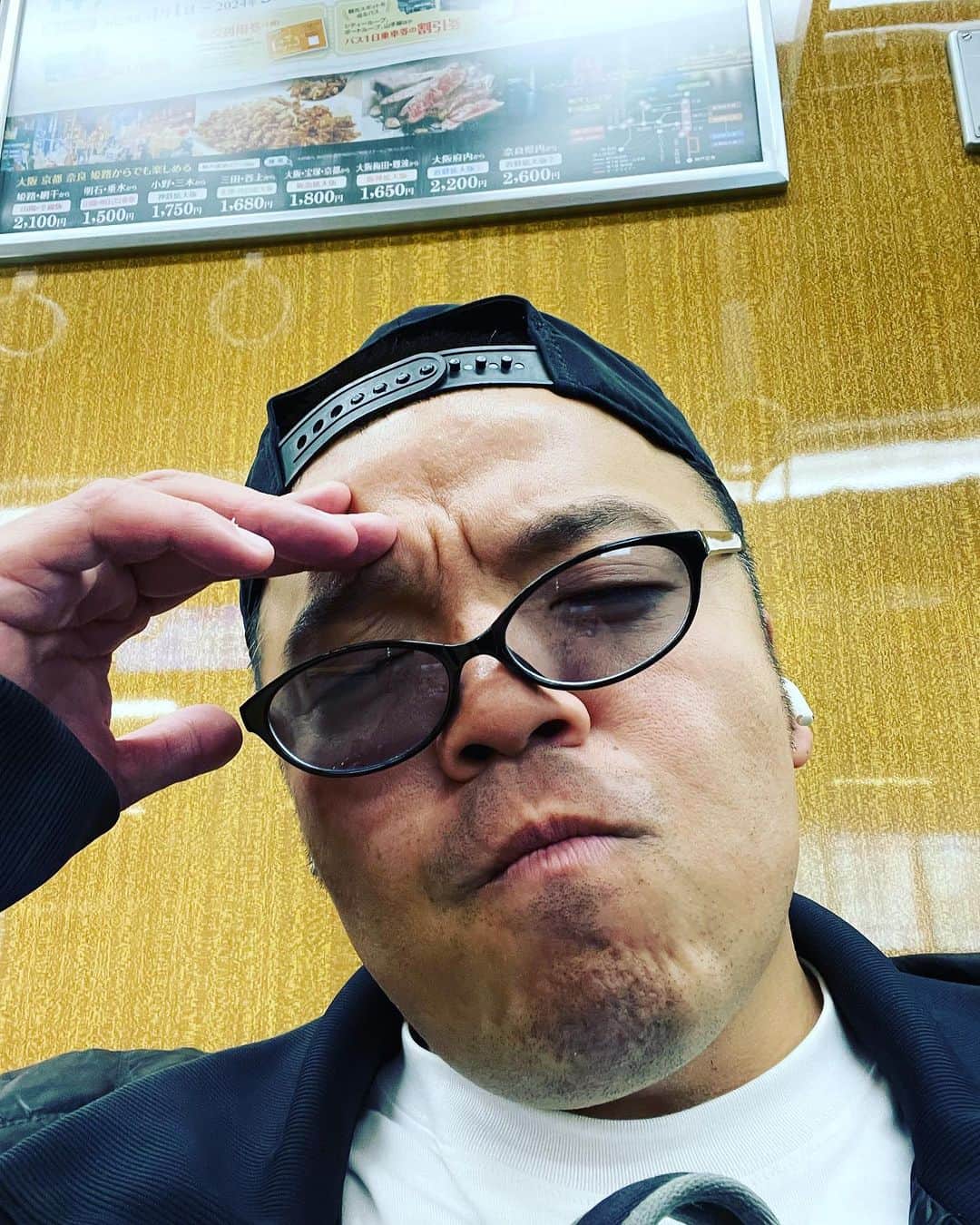 セルライトスパ大須賀のインスタグラム：「今日は初めての朗読劇でした。  今日は芸人ではなく朗読家ですので色眼鏡をかけさせて頂きました。  朗読家なのでお昼はバジル豚骨ラーメンを食べました。  朗読家なので本番で３回噛ませて頂きました。  朗読家も大変やで。  いい経験ができました。  いいねちょうだい。」