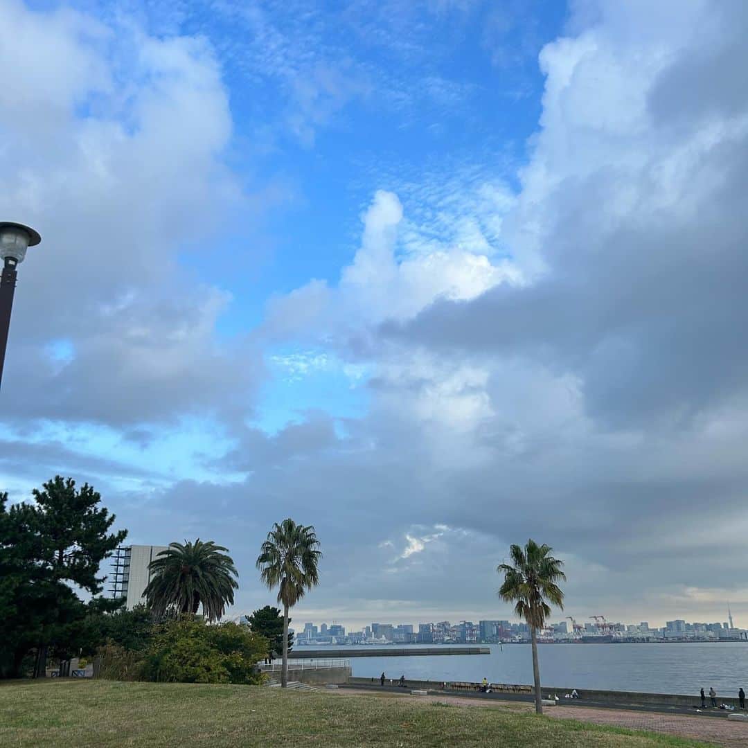 中崎花音さんのインスタグラム写真 - (中崎花音Instagram)「撮影場所が綺麗だった〜☁️ そしてこのニットカーディガン、ショート丈でお気に入り🫶  #公園 #撮影 #アイドル #女優 #歌手 #モデル #ぼぶ #ニットコーデ #ショート丈 #ニットカーディガン」11月28日 22時23分 - cq_kanon_n