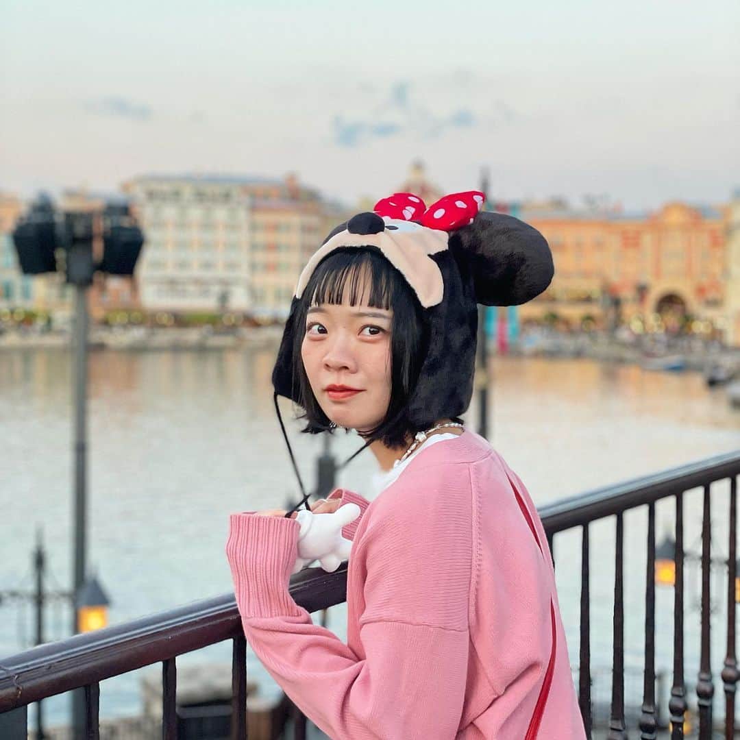 宮崎朝子さんのインスタグラム写真 - (宮崎朝子Instagram)「そういえばちょと前、寒くなる前にシー行ってたよ🐭 4枚目は、グーフィーに芋ってる私。 5枚目は、ミニーちゃんに芋ってる私。  昔からキャラクターの前だと緊張して芋ってしまう。  そして意外だと思われるのは分かっていますが、私実はかなり涙脆くて、 この日はソアリン乗って号泣、 ショー見て号泣、 の、とにかく泣いてばかりの1日でした。 またすぐ行きたいな〜〜〜」11月28日 22時23分 - _.asakomiyazaki