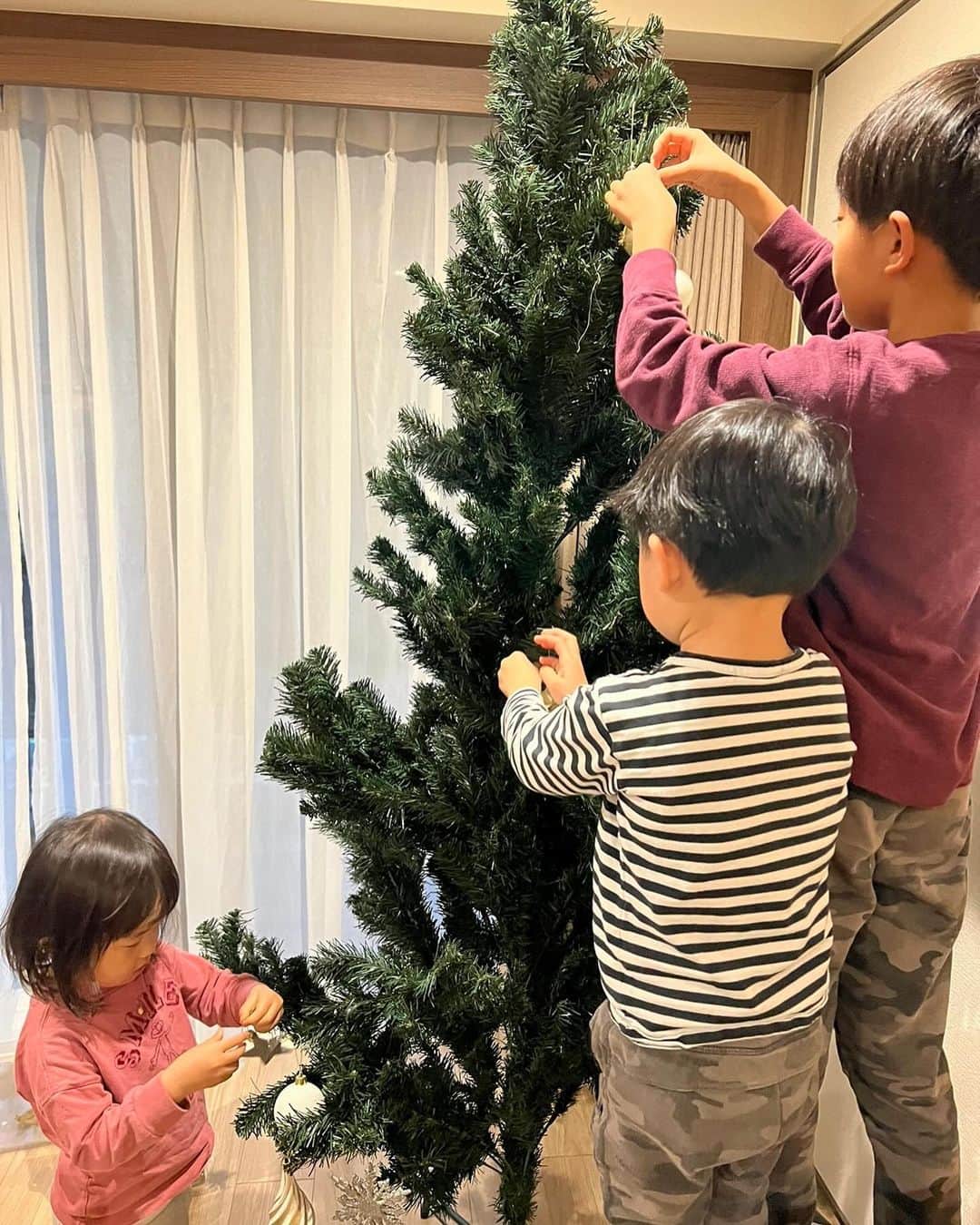 亀恭子さんのインスタグラム写真 - (亀恭子Instagram)「一箇所に飾りがたくさんw  先週末に、 やっと飾り付けしたクリスマスツリー。  今年は3兄弟、子供だけでツリーを組み立てるところから やってみました⭐︎  長男がリーダーとなって、 クリスマス生まれの次男は実に嬉しそうに、 長女はキラキラのオーナメントに目を輝かせながら。  飾りが同じ部分にかたまって付けてあるのを見つけて ほっこり^^  もうすぐ11月終わりますね。 いよいよ師走。  字の如く、 最近の私は分刻みに走りまくってます… 年内に健康診断も行かなきゃだな。  #christmastree #winterwillcome #2023 #例年よりは早くツリー出せた」11月28日 22時25分 - kame_kyo