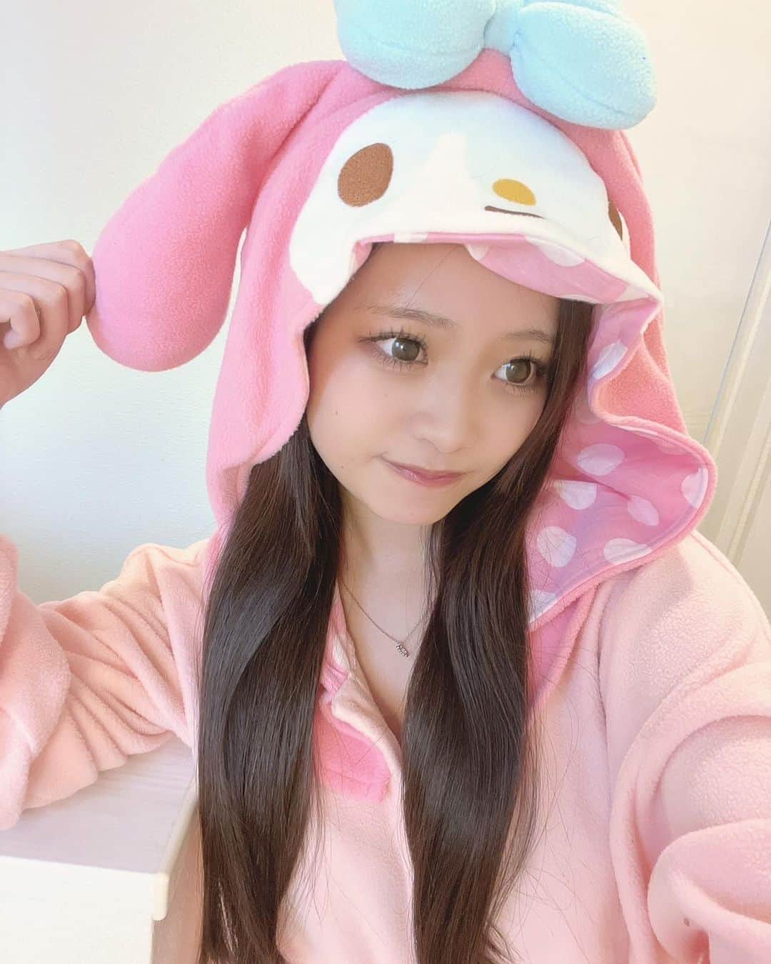 杉井美咲のインスタグラム：「最近は寒いからマイメロになって寝てます🐰♡ めっちゃあったかいー💕💕 ・ ・ #jk #sjk #jk2 #jkブランド #jkの素敵な思い出 #07 #杉井美咲 #女子高生ミスコン #高一ミスコン」