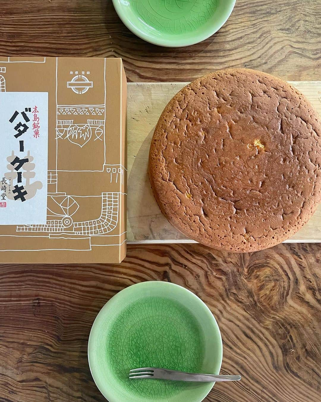 山本浩未のインスタグラム：「知る人ぞ知る 広島銘菓「長崎堂」のバターケーキ💛  大人気＆大行列 「I'm donut？」のドーナツ🍩  素朴でシンプルで美味しいって共通点😋  美味しゅうございました  #長崎堂のバターケーキ  #ありがとうございました #アイムドーナツ #アカマッちゃん差し入れ #カズ先生から掠奪 #アズちゃんと半分こ #初めて食べたよ #気がすんだ」