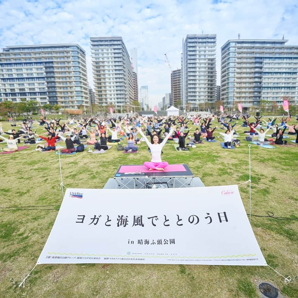 USAライス連合会のインスタグラム：「🧘‍♀️皆様ありがとう❣️イベント盛り沢山で大盛況！  USAライス連合会が協賛した、ヨガイベント「～ヨガと海風でととのう日～ in 晴海ふ頭公園」が11/23(祝)に開催されました♪  好天に恵まれ、穏やかな海風を感じながら、186名の方々がインストラクターAmiYoga®（ @ami.amiyoga ）先生のヨガレッスンを受けられました。 芝生で覆われた大地で秋空のもと、お子さん連れやペット連れの方々にもご参加いただきました👩‍👦🐕  その他、盛り沢山の内容でした！ ↓↓↓↓↓  🍚カルローズメニューの試食会🍚 ￣￣￣￣￣￣￣￣￣￣￣￣￣￣￣￣ ワークアウト後のエネルギー補給に、カリフォルニア生まれの軽いおコメ『 #カルローズ 』メニューの試食会をしました。 ・カルローズ入りの温かい「ガンボスープ」 ・グルテンフリーのスイーツ「カルローズのタルト」  🎁カルローズのお土産🎁 ￣￣￣￣￣￣￣￣￣￣￣￣ 参加者の皆様全員に、 #カルローズ米 サンプル品とレシピ集、オリジナルのエコバッグをプレゼント！  🧑‍🍳カルローズ料理教室🍴 ￣￣￣￣￣￣￣￣￣￣￣￣ 参加者のうち抽選で22名様を対象に、公園内のBBQ施設「O.GARDEN GRILL（ @ogarden.grill ）」にて、AmiYoga®先生のナビゲートによる料理教室を実施。 カルローズは炊飯せずに、15分間茹でて具材とドレッシングで和えるだけで簡単！「カルローズと鶏むね肉、野菜のホットサラダ」を作っていただきました。  😘ご参加いただいた皆様、ありがとうございました！ . . #ActiveIcon #amiyoga #アミヨガ #アクティブアイコン #カルローズライス #カリフォルニア米 #アメリカ米 #パークヨガ #ヨガイベント東京 #ヨガと海風でととのう日 #カルローズ料理教室  #USAライス連合会」