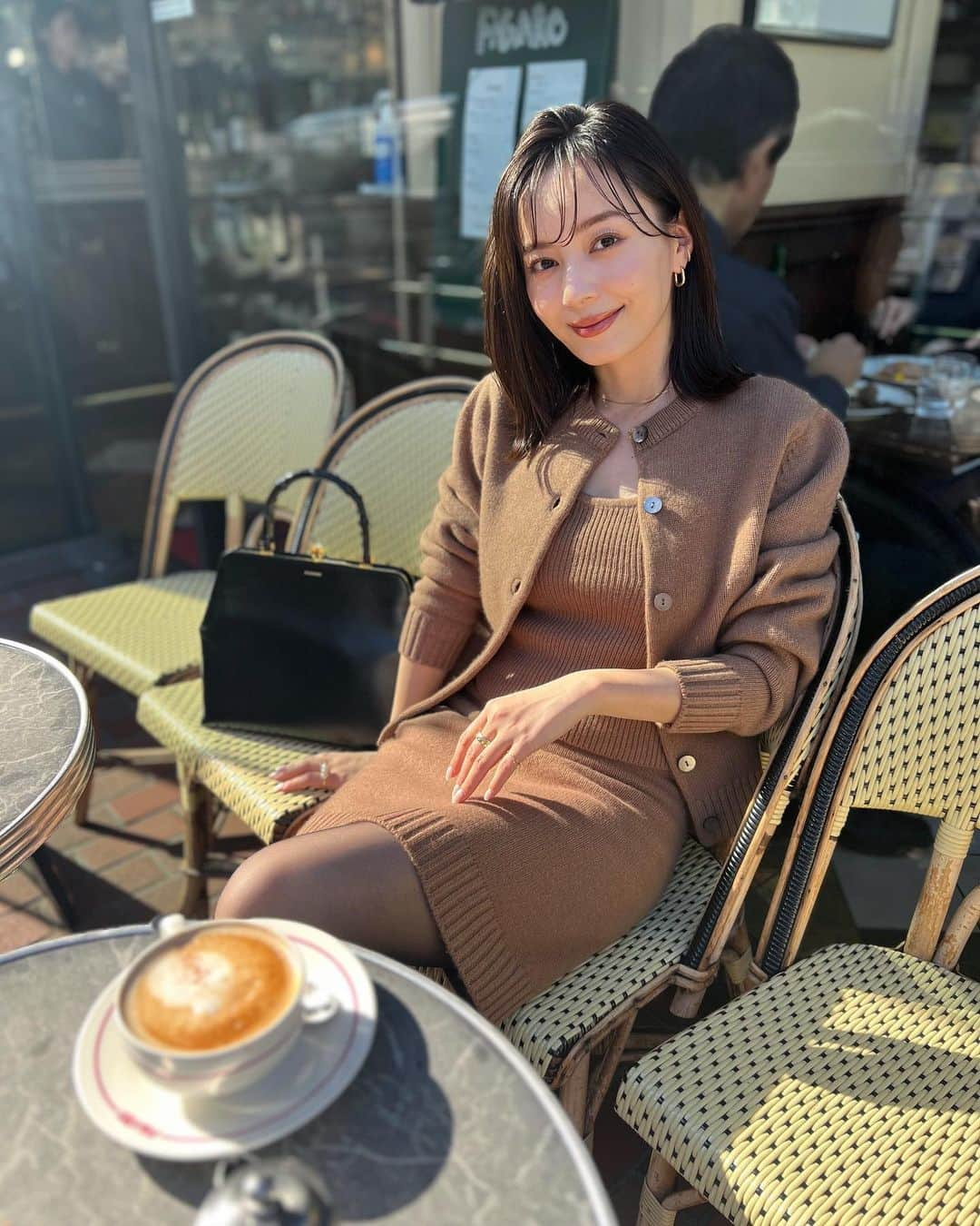 中村麻美のインスタグラム：「良いお天気だったのでテラスで休憩 ☕︎✨  HOLIDAY COLLECTIONの ニットセットアップがお気に入りです♡  ビスチェ / カーディガン / ミニスカートが セットになっていて、合わせて着るのはもちろん 単品使いもしやすいの ☺︎  ビスチェの中にシアーニットやシャツをinしたり、 ミニスカートにはブラウスを合わせたり。 色々な着方を楽しみたい✨  #anuans #anuans_2023aw #holidaycollection #preorder」