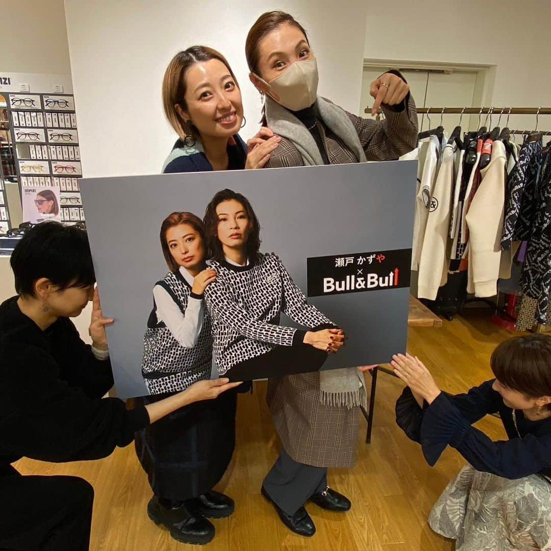 星乃あんりさんのインスタグラム写真 - (星乃あんりInstagram)「日比谷シャンテ POP UP SHOP 沢山のOGの皆さまにもお会いできました♡ 華やか＆賑やかだったぁー✨ ⁡ 皆さんのお顔を見ると元気を頂ける。 今回も沢山のパワーチャージをさせて頂きました！ ⁡ ありがとうございましたー♡ ⁡ ⁡ #ポップアップショップ #popupshop  #日比谷シャンテ  #期間限定ショップ #感謝 ⁡ ⁡ *☼*―――――*☼*―――――*☼*―――――*☼* ⁡ 🌟 日比谷シャンテ POPUP SHOP 「D.A.K.by APPLAUSE JAPAN」 ⁡ 期間：11月8日(水)〜11月19日(日) 場所：日比谷シャンテ ３階    L.L.Bean前区画 イベントスペース 営業時間：11:00〜20:00 ⁡ 🌟LINE公式アカウント お仕事やイベント情報、季節のメッセージ等を配信。 是非、お友達登録をお願いいたします♡ ⇒ https://lin.ee/nVaWVus ⁡ 🌟Anri's Beauty Camp #あんキャン 『身体を整えると、自然と心も整う。心が整うと、毎日が豊かになる』 週に１回のバレトンレッスン(オンライン開催)を通して、心と身体を健康的に美しく整えていきます。 ⁡ 🌟Angelia 「透明感･遊び心･光と艶 そして、確かな存在感を纏わせて」 星乃あんりが制作･プロデュースするアクセサリー･グッズショップ。 ⇒@angelia_accessory」11月28日 22時31分 - anri_hoshino_official