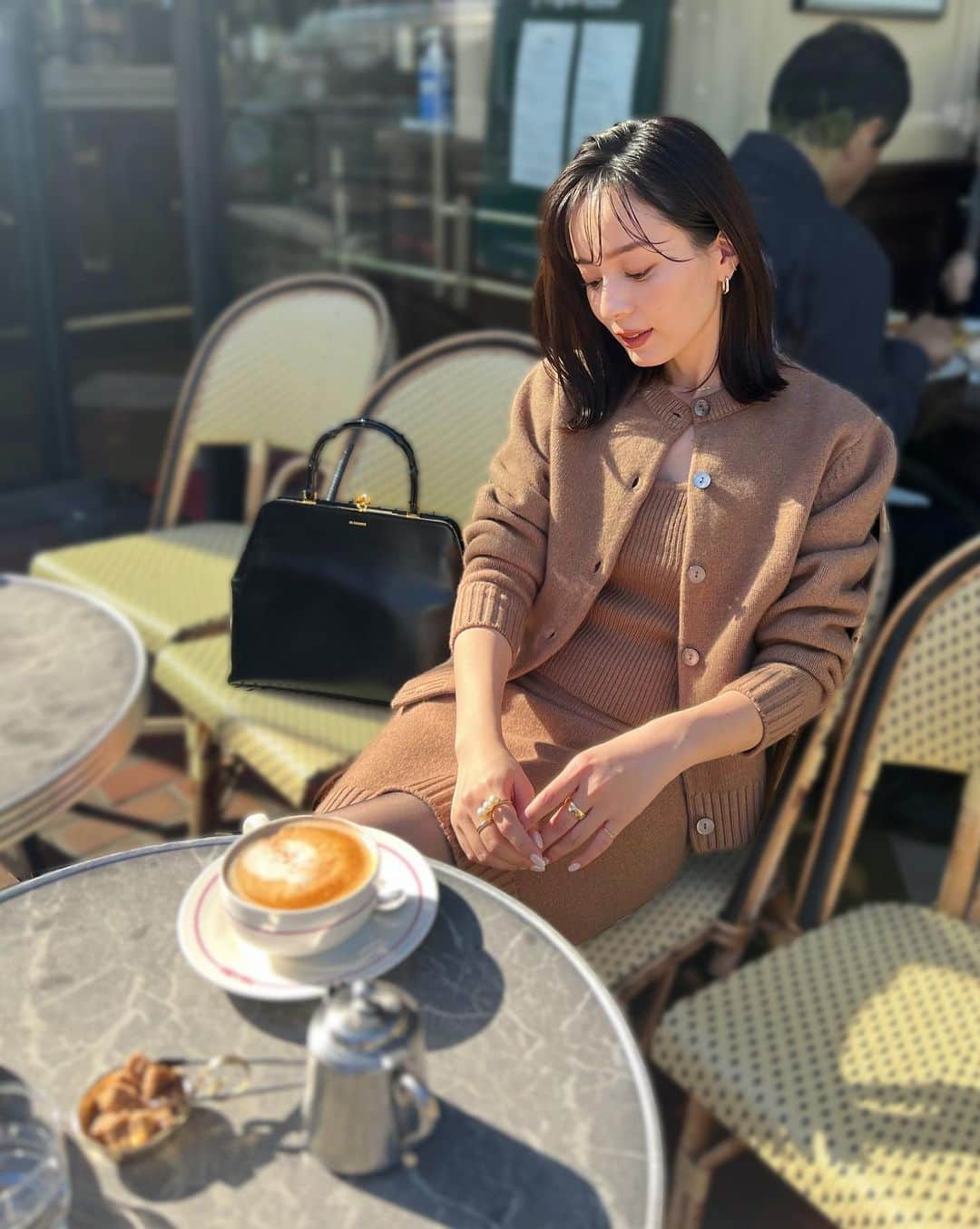 中村麻美さんのインスタグラム写真 - (中村麻美Instagram)「良いお天気だったのでテラスで休憩 ☕︎✨  HOLIDAY COLLECTIONの ニットセットアップがお気に入りです♡  ビスチェ / カーディガン / ミニスカートが セットになっていて、合わせて着るのはもちろん 単品使いもしやすいの ☺︎  ビスチェの中にシアーニットやシャツをinしたり、 ミニスカートにはブラウスを合わせたり。 色々な着方を楽しみたい✨  #anuans #anuans_2023aw #holidaycollection #preorder」11月28日 22時31分 - asami_nakamura_