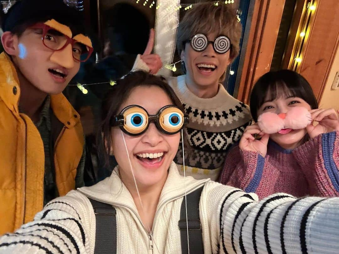 清井咲希さんのインスタグラム写真 - (清井咲希Instagram)「. 「ジングル」MVいかがでしたか？  コムレンジャーさんからも、 本当にたくさんの方から反響を頂けて とっても嬉しいです✨ (全部見てます〜😊ありがとうございます)  北海道での撮影、 短い期間でしたが休憩中も 出演者の方とお話ししたりとても楽しい時間でした🎶  そして本日 コムドットさんのメンバーシップで MV撮影での裏側が公開されたみたいなので 是非そちらもご覧ください😆✨  #悠馬　さん　#ジングル　#コムドット #コムドットゆうま　さん #コムドットゆうた　さん #濱木琴音　ちゃん #川口柊　さん #さきてぃ　#清井咲希  スタッフさんがたくさんオフショットを 撮って送ってくださったので昨日に引き続き…📸  ありがとうございました！！」11月28日 22時33分 - kiyoisaki_official