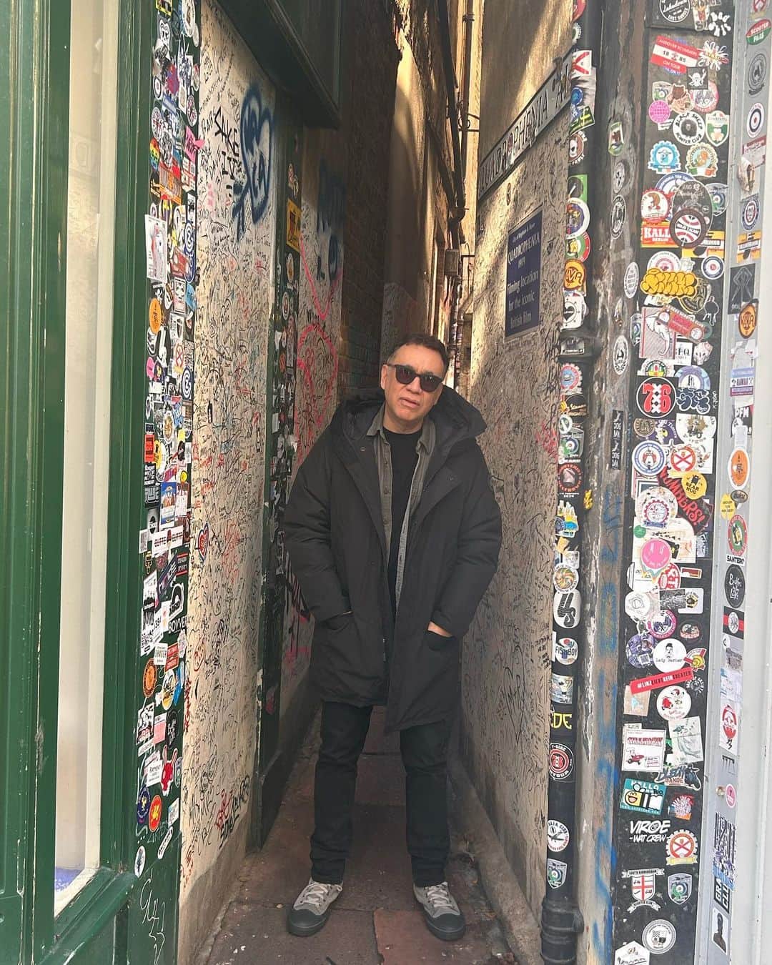 フレッド・アーミセンのインスタグラム：「Brighton! 🇬🇧 1 and 2: Quadrophenia Alley 3: @clem.burke came to the Brighton show! I got to do my drumming impression of him (my favorite drummer) for him.  @officialthewho @blondieofficial @quadropheniaalley   Photo credit: @rebeccaclaycole」