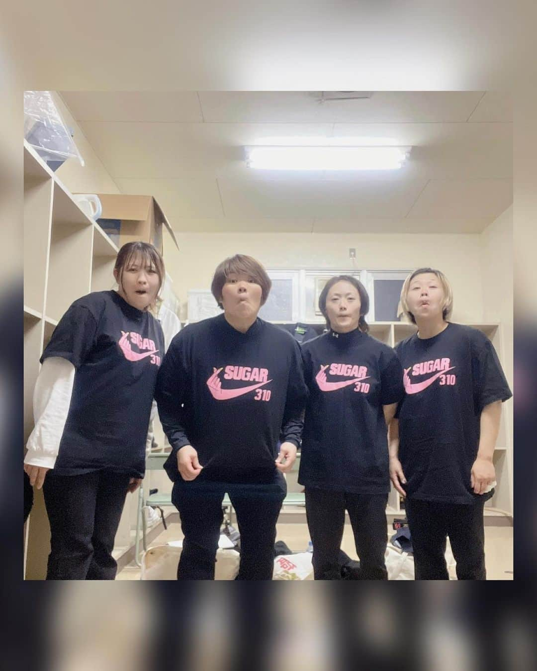 杉本美香のインスタグラム：「🥋 　 　 汎愛高校での部活に先輩と同級生が来てくれた✨ 　 汎愛高校では、私の石碑や垂れ幕をずっと残してくれています🩶 　 毎回行くと感謝の気持ちが込み上げてくるんよね🥹  汎愛生‼️ 汚れてたら拭いておいてね🧼笑 　 そして念願のシュガーレディーに入れました🥰 子スギにもお揃いでいただいて、初のペアルックTシャツGET🩵 　 その後は、光洋の道場へ🥋 産後全然トレーニングも柔道もしてないけど、そんなことは子供たちにはお構いなし💦 　 2分の15本ぐらい乱取したよ🫨 最後の最後には同級生で心友とも乱取🥋笑 　 マジで全然動けてないけど、楽しかったからオーケー👍 一本背負とか2012年の選抜体重別決勝以来です😂笑 　 ちょっとトレーニング再開します🏋️ もう少し軽やかな柔道を目指します🦾 　 最高の１日でした✨ 　   #杉本美香講演 #杉本美香柔道教室 #汎愛高校 #母校 #先輩後輩 #卒業したらみんな友達🤣 #柔道最高 #めちゃ体重落ちてたよ #脚が青タンたらけよ #気持ちいい #感謝 #smile😊」