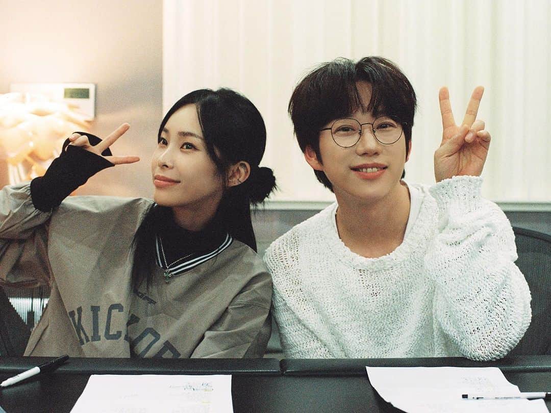Heizeのインスタグラム：「이번 미니 8집의 타이틀 곡 <입술> 비하인드 스토리 하나 풀어봅니댜., 💋   사실 이 곡은 1년도 더 전에  십센치 선배님의 곡으로 제가 써 드렸던 곡인데요.  곡을 보내드리고 모니터를 하다가 문득 이 노래,  제가 불러야 할 것 같다는 생각이 들더라고요…    일주일만에 전화드려 양해 구하고  실례에 결례까지 무릅쓰고 다시 데려온..  그런 사연이 있는 곡입니다.    이 노래를 처음 들었을 때부터 좋아해 주고,  다시 돌려보낸 뒤에도..(🥹) 좋아해줌과 더불어  피쳐링까지 흔쾌히 해 주신 정열 선배님 @hi990103  정말 감사합니다… 선배님 덕에 이 노래가 완성 됐습니다.   제가 이 노래 책임지고 많이 아끼고  불러주고 사랑해 주겠습니다. 💛  더 좋은 곡 꼭 써 드릴게요,,,,   2023 12 07 (Thu) 6PM KST  #Heize #LastWinter #The8thAlbum #입술  @pnation.official」