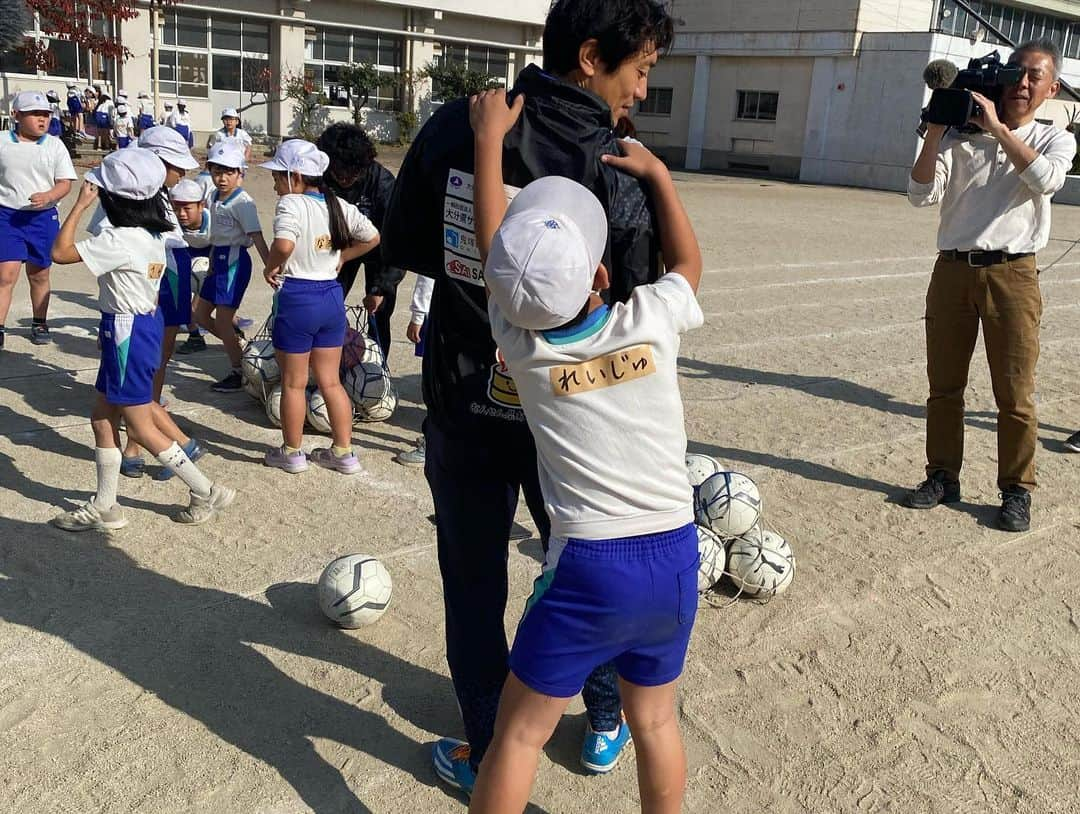 梅崎司さんのインスタグラム写真 - (梅崎司Instagram)「学校訪問。 東大分小学校にお邪魔しました。 子供達は元気いっぱいで皆んなとのサッカー楽しかったな⚽️ #学校訪問 #大分トリニータ #梅崎司」11月28日 22時38分 - umeman7