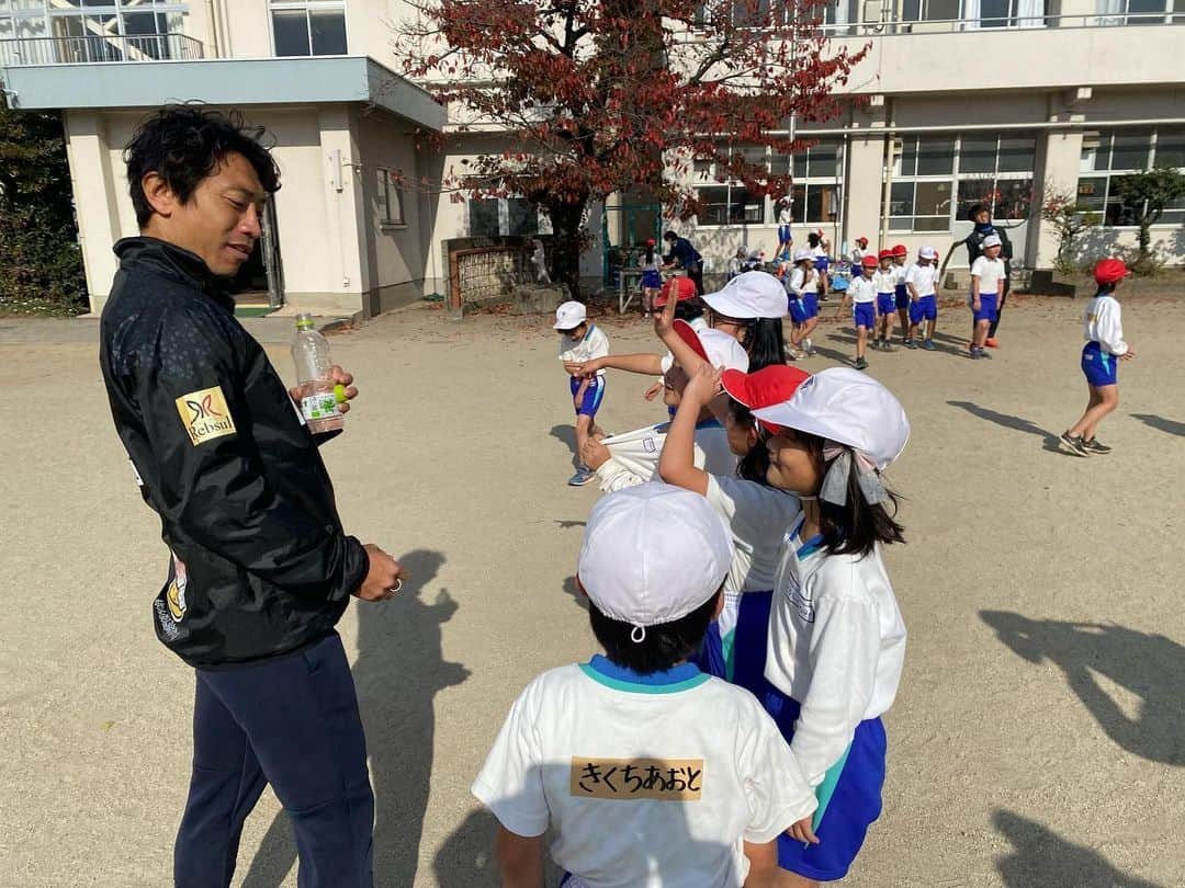 梅崎司さんのインスタグラム写真 - (梅崎司Instagram)「学校訪問。 東大分小学校にお邪魔しました。 子供達は元気いっぱいで皆んなとのサッカー楽しかったな⚽️ #学校訪問 #大分トリニータ #梅崎司」11月28日 22時38分 - umeman7