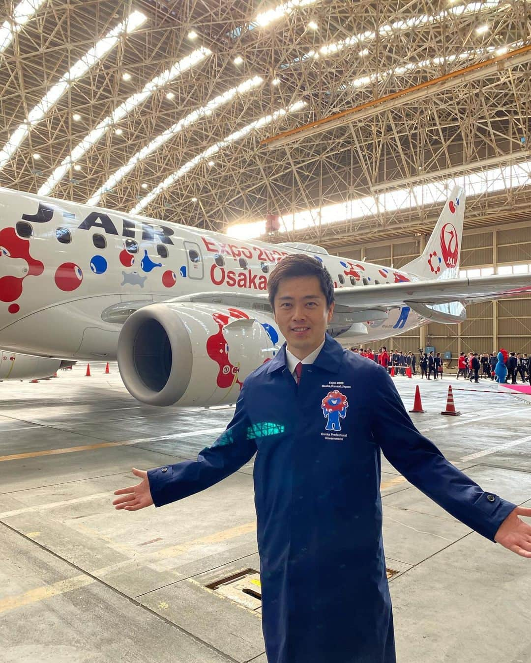 吉村洋文のインスタグラム：「JALミャクミャクJET〜やで。飛行機の頭入り切らへんかったから、2枚目は頭のみ。」