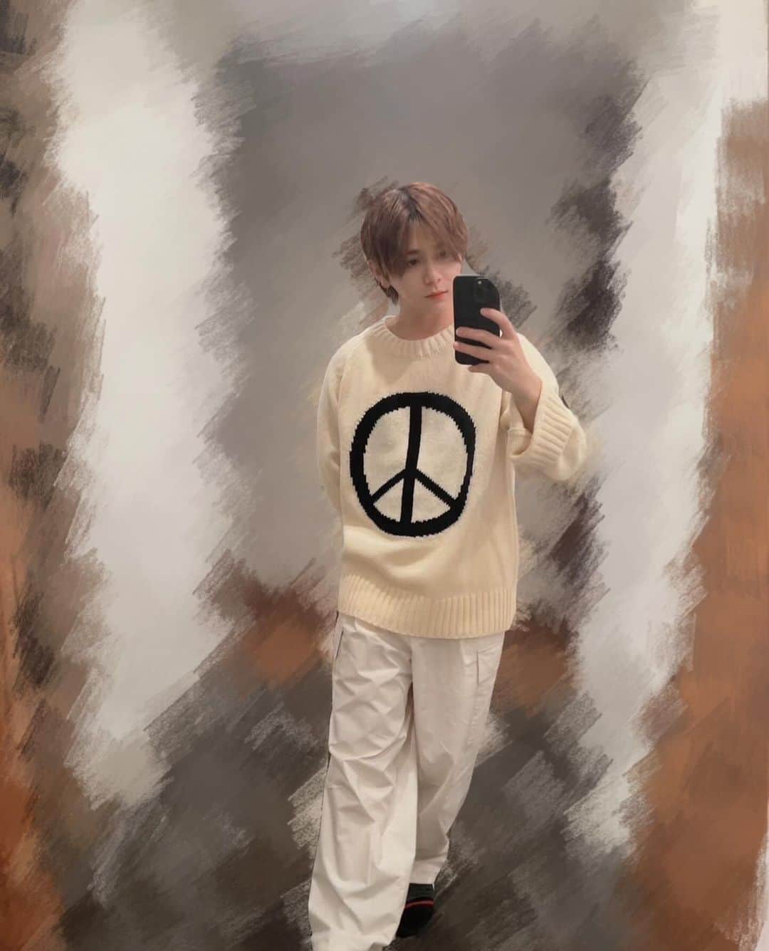 山田涼介さんのインスタグラム写真 - (山田涼介Instagram)「⁡ ⁡ 今日は白い私服でした。 我が家に仲間が増えました。 目隠しおじさんと鼻にんじんくんです。 ⁡ #ATON #bedjwford #tokyoknit #Ryosukeのいんすた #山田涼介」11月28日 22時42分 - ryosuke_yamada059
