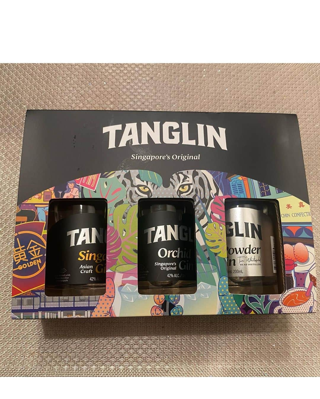 土屋智香さんのインスタグラム写真 - (土屋智香Instagram)「タングリン・ジン 200ml x3 ギフトセット @tanglinginjapan  オーキッドジン　200ml シンガポールジン 200ml ブラックパウダージン 200ml  タングリンは数々のグローバルアワードを受賞したシンガポール初のプレミアム・クラフトジン。 ブラックパウダージンはダブル金賞を４年連続受賞し、世界に2社しかないダブルプラチナ賞も受賞されてるそう⭐️ パッケージがおしゃれで気になってしまいました⭐️ 普段の食事にも合うし、 私みたいにホッと一息にも合うお酒。  ストレート、ロック、炭酸割りだけでも楽しめる感じだよ。 ジンが好きな友達にプレゼント🎁も喜ばれるね⭐️ #PR #お酒 #グルメ #クラフトジン #カクテル #リラックス#ごはん#食事#プライベート#友達#1人時間」11月28日 22時47分 - moka_amolir