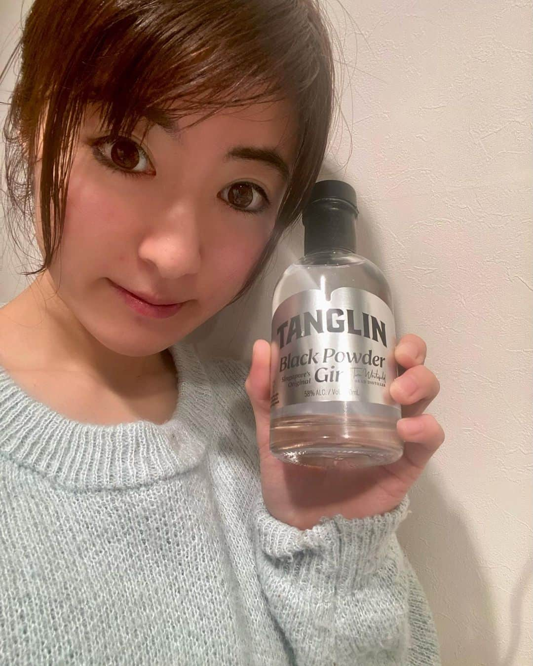 土屋智香さんのインスタグラム写真 - (土屋智香Instagram)「タングリン・ジン 200ml x3 ギフトセット @tanglinginjapan  オーキッドジン　200ml シンガポールジン 200ml ブラックパウダージン 200ml  タングリンは数々のグローバルアワードを受賞したシンガポール初のプレミアム・クラフトジン。 ブラックパウダージンはダブル金賞を４年連続受賞し、世界に2社しかないダブルプラチナ賞も受賞されてるそう⭐️ パッケージがおしゃれで気になってしまいました⭐️ 普段の食事にも合うし、 私みたいにホッと一息にも合うお酒。  ストレート、ロック、炭酸割りだけでも楽しめる感じだよ。 ジンが好きな友達にプレゼント🎁も喜ばれるね⭐️ #PR #お酒 #グルメ #クラフトジン #カクテル #リラックス#ごはん#食事#プライベート#友達#1人時間」11月28日 22時47分 - moka_amolir