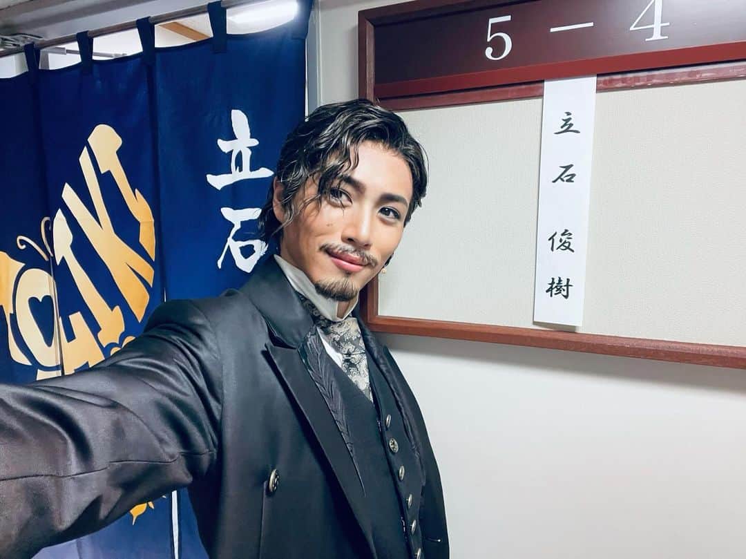 立石俊樹さんのインスタグラム写真 - (立石俊樹Instagram)「ミュージカル・ピカレスク『LUPIN ～カリオストロ伯爵夫人の秘密～』  東京千秋楽ご来場ありがとうございました！！東京を締めくくれたことに感謝です✨名古屋に向けてまた調整して過ごしたいと思います🌝  可愛い黒鷲団のみんな☺️  #LUPIN #ボーマニャン」11月28日 22時48分 - toshiki_tateishi