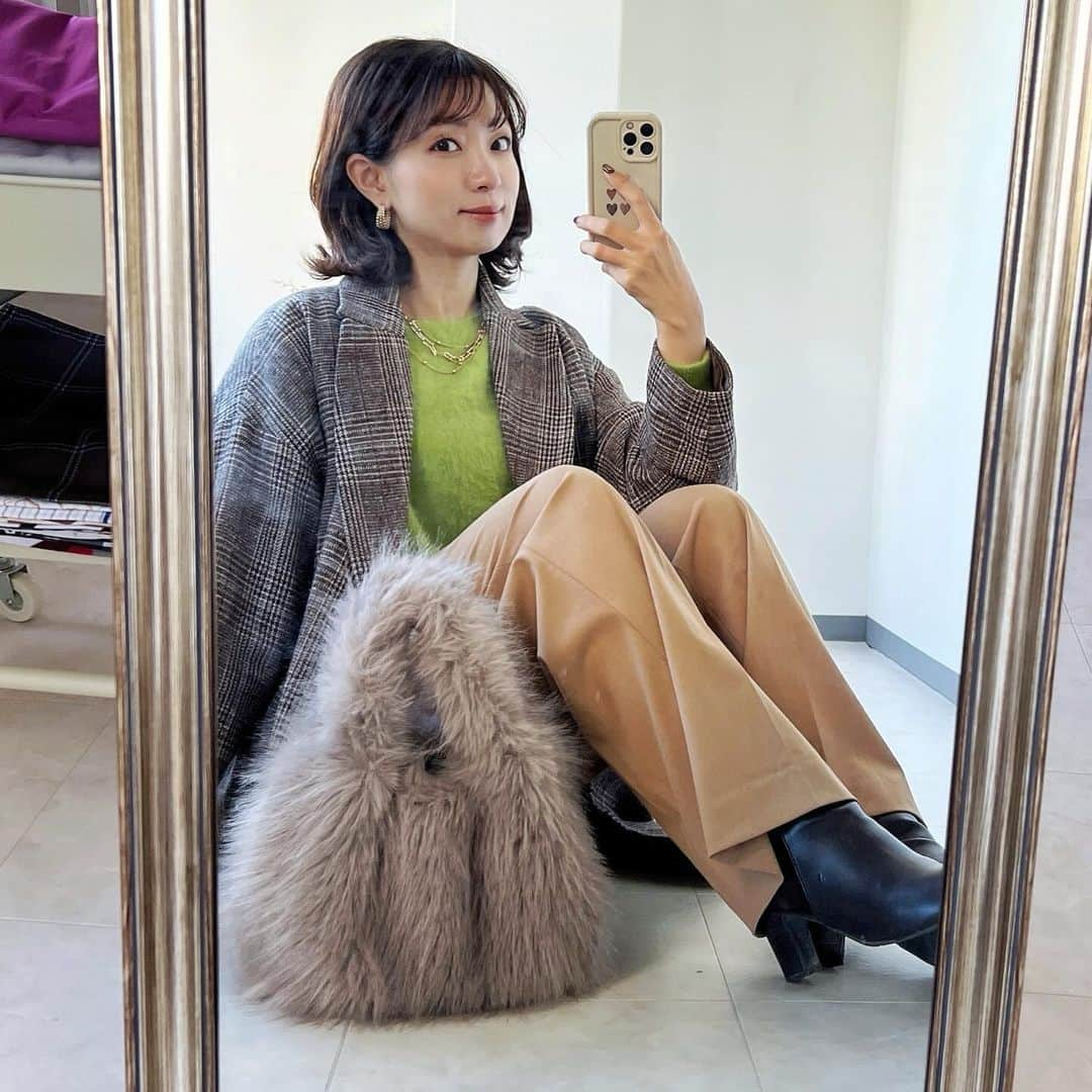 筧沙奈恵さんのインスタグラム写真 - (筧沙奈恵Instagram)「green×brown ・ カチッとした印象になりやすいテーラードコート。顔タイプアクティブキュートの私は、、 ・柔らかく見えるブラウンカラー ・チェック柄 ・ファーバッグと合わせる など、なるべく女性らしさが出るように意識しました💡 ・ coat @twofaces_press  tops @titeinthestore_official  pants shoes @uniqlo_jp  bag @loulouwilloughby_official  ・ #ママコーデ　#ママファッション」11月28日 22時48分 - sanaekakei