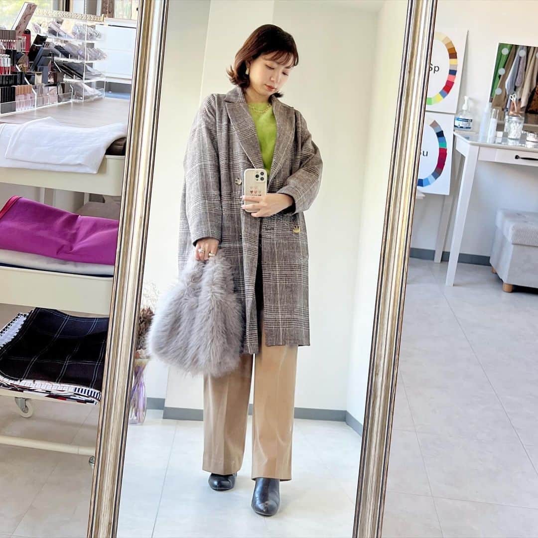 筧沙奈恵のインスタグラム：「green×brown ・ カチッとした印象になりやすいテーラードコート。顔タイプアクティブキュートの私は、、 ・柔らかく見えるブラウンカラー ・チェック柄 ・ファーバッグと合わせる など、なるべく女性らしさが出るように意識しました💡 ・ coat @twofaces_press  tops @titeinthestore_official  pants shoes @uniqlo_jp  bag @loulouwilloughby_official  ・ #ママコーデ　#ママファッション」
