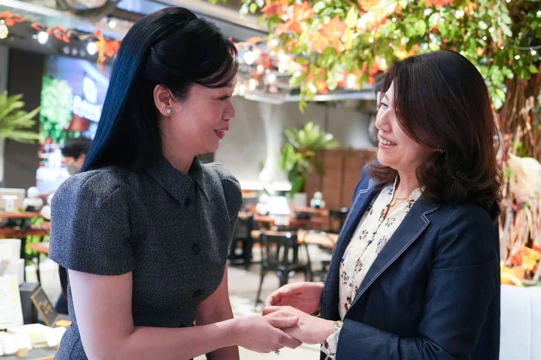 首相官邸さんのインスタグラム写真 - (首相官邸Instagram)「岸田総理夫人は、来日中のタム・ベトナム国家主席夫人と分身ロボットカフェを訪問しました。  カフェでは、障がい・育児・介護など様々な理由により外出が困難な方が、ロボットを通し、お客様とコミュニケーションをとりながら生き生きと接客をしています。  テクノロジーにより実現した新しい社会参加の形を共に体験し、お話を伺うことで親善を深めました。」11月28日 22時49分 - kantei