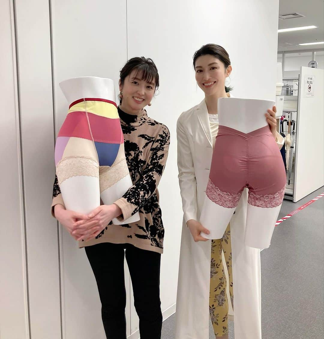 櫻井麻美のインスタグラム：「お陰様で生放送は無事終わりました✨  リバース美姿勢ショーツをお買い上げくださったお客様、ありがとうございました✨ 一緒にドラマティックビューティを体験しましょう😍  完売でご購入いただけなかった方、申し訳ございません🙏 次回はもう少したくさんご用意できるように頑張ります！  写真は本日ご一緒したキャスト永井淑子さんとです❤️ 永井さんとのトークが楽しくて、ちょっとはしゃいじゃいました🤭  #ショップチャンネル #生放送 #リバース美姿勢ショーツ #骨盤ショーツ #補正下着 #美姿勢 #姿勢矯正 #ボディメイク #ぽっこりお腹 #腰が楽 #ヒップアップ」