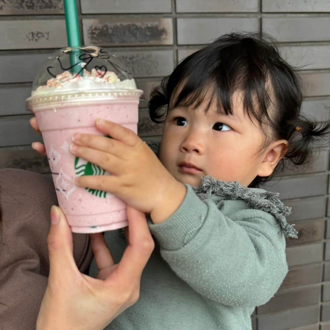 ちひろのインスタグラム：「.  いちごミルク🍓🍼🐮  美味しすぎ〜👸  ふだんそのまましか飲まないけど、アレンジしてみたおいし〜🤤   #スタバ  #スターバックス  #スターバックスコーヒー  #いちご  #🍓フラペチーノ  #カフェ フラペチーノ  #オシャレ  #オシャレさんと繋がりたい  #赤ちゃん  #娘  #1歳」