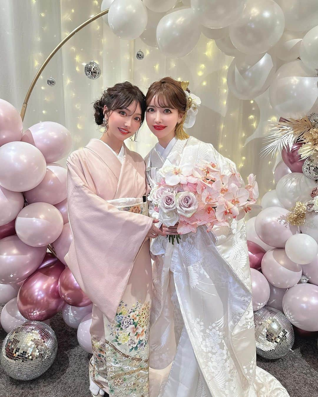 吉川ちえさんのインスタグラム写真 - (吉川ちえInstagram)「【Happy🩷wedding❤️】 . お気に入りの双子写真📸 ちかさんの和装綺麗だった😍 何着るか当日わからなかくて 私までドキドキ🤣💓 2枚目は家族写真👨‍👩‍👦💓 平和な家族写真www . #Happywedding #ウェディング」11月28日 22時53分 - yoshikawachie_16