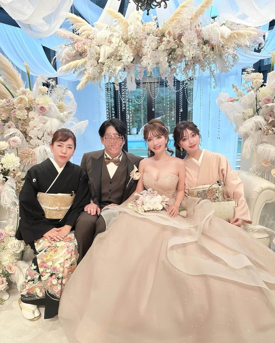 吉川ちえさんのインスタグラム写真 - (吉川ちえInstagram)「【Happy🩷wedding❤️】 . お気に入りの双子写真📸 ちかさんの和装綺麗だった😍 何着るか当日わからなかくて 私までドキドキ🤣💓 2枚目は家族写真👨‍👩‍👦💓 平和な家族写真www . #Happywedding #ウェディング」11月28日 22時53分 - yoshikawachie_16