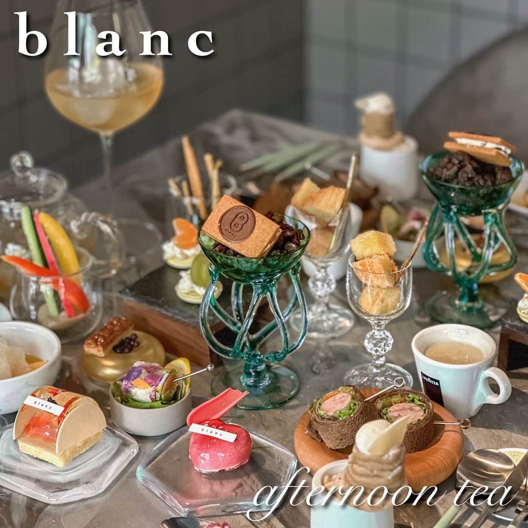 石橋あこさんのインスタグラム写真 - (石橋あこInstagram)「🧁  ◆blanc @blanc_fukuoka_   ◆浄水ハイティー　90分¥3,500-  📍福岡市中央区浄水通3-3 浄水フラッツ  浄水通りにオープンしたばかりのblancでハイティーを頂いてきました🤍 見た目がすでに可愛くて天才なのに、セイボリーもスイーツもめちゃくちゃ美味しかった🥲 スイーツはショーケースから一個ケーキも好きなのを選べて満足度高すぎます✨ この量でこのお値段…🥹 ドリンクのフリーフローも別につけれるみたいです☕️🤍  ガレット食べてるお客様がいたので次はガレット食べたいな🐻  その他の福岡のアフタヌーンティーもチェックする☑️ ↓↓↓ @acococo120   　 #blanc#blanc福岡#浄水通り#薬院#薬院カフェ#浄水通りカフェ#アフタヌーンティー福岡#福岡アフタヌーンティー#アフタヌーンティー#カフェ好きな人と繋がりたい#afternoontea #アフヌン#ヌン活#福岡ヌン活#福岡アフヌン#アフタヌーンティー巡り#福岡カフェ#福岡ランチ#博多カフェ#酒店下午茶#下午茶#下午#애프터눈티」11月28日 22時53分 - acococo120