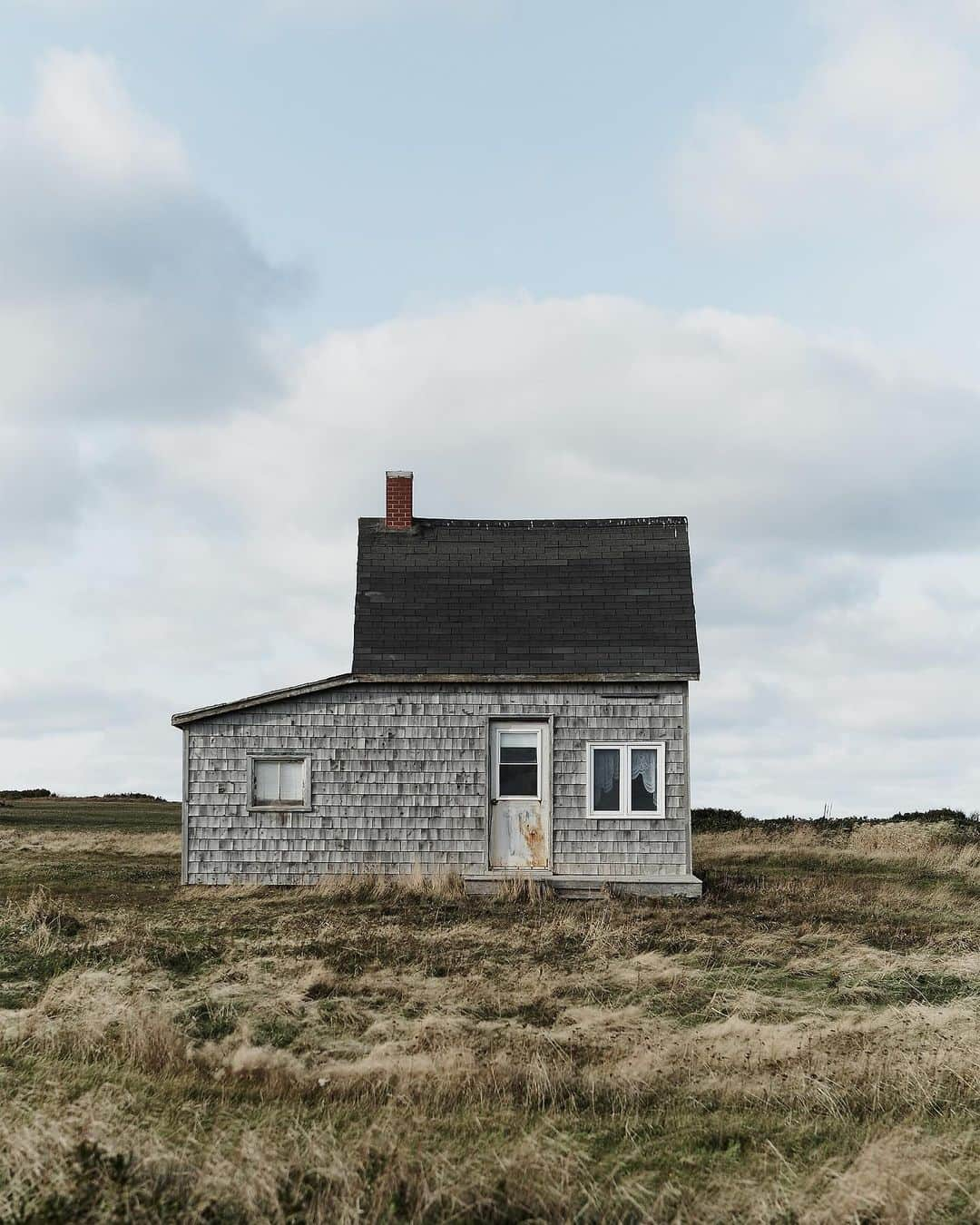 Kinfolk Magazineのインスタグラム：「A house on a hill, from Issue Two 🏠 See more from our archives in The Art of Kinfolk, out now.   (Photo: @graydonherriott)」