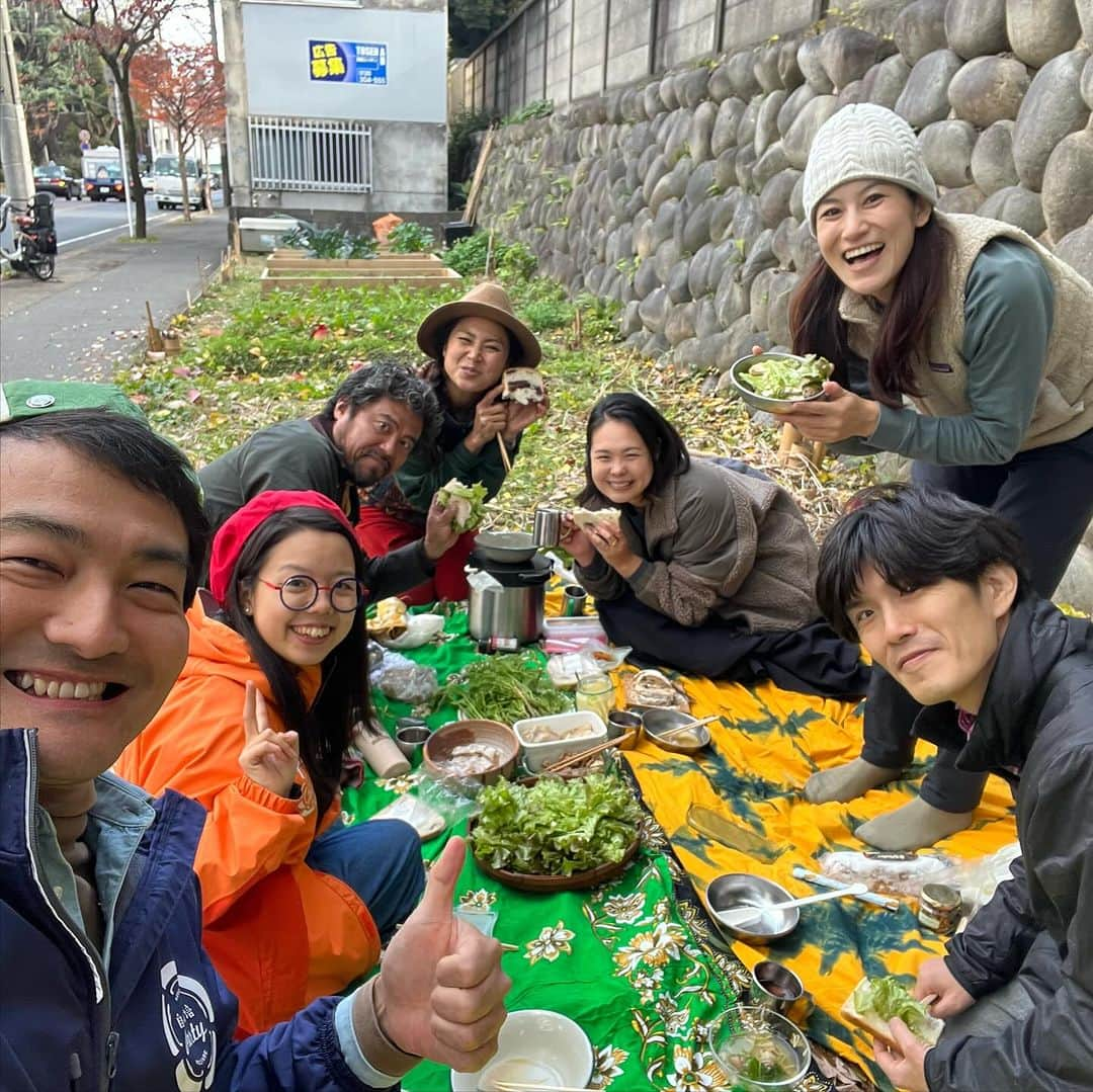 空木マイカさんのインスタグラム写真 - (空木マイカInstagram)「都会の空き地でリジェネラティブ農業をやる Nagoya Urban Regenerative Farm(NURF)は 東別院の北側の通りでやってます。  今月は畑でクリスマスランチをしたあと レンゲを緑肥エリアにまき、 スナップエンドウの種をまき、 マリーゴールド、ストロベリーキャンドルを 畝の間に植えました。  畝の間に落ち葉を敷いたら カラフルでかわいい畑に！ どんどん景色が移り変わっていく。 春が楽しみだな。  NURFも東別院暮らしの朝市しょうゆも 12月はお休み。  年明けは1/18に 10:00〜お醤油天地返し@東別院本堂前 12:30〜 NURF @東別院北側の通りの空き地 です。どなたでもご参加いただけます！ ご興味ある方、お気軽にお越しくださいね。  そして！1/28はいよいよお醤油しぼりです！！ 一年かけてできてきたもろみを しぼりの舟で搾り、できたての醤油を みんなでいただきます！  10:00〜東別院中門前でやるので ぜひいらしてください。 餅つきもやりますよ〜！ 参加費無料、予約不要です。  🌱🌱🌱🌱🌱🌱 NURF:Nagoya Urban Regenerative Farmは 都会の空き地で、リジェネラティブ農業によって 炭素固定をしながらエディブルガーデンをつくり、 名古屋をエディブルシティにしていくプロジェクト。  NURFの畑は東別院さんが @higashibetuin 空いていた場所を貸してくださり 誰でも参加できるみんなの畑として 使わせていただいています☺️  海のリズムにあわせて波に乗るSURFのように NURFは都会で自然のリズムに耳を澄ませます。  @greenjourney2020 #リジェネラティブ #エディブルシティ #都市型農園」11月28日 22時56分 - maika_utsugi