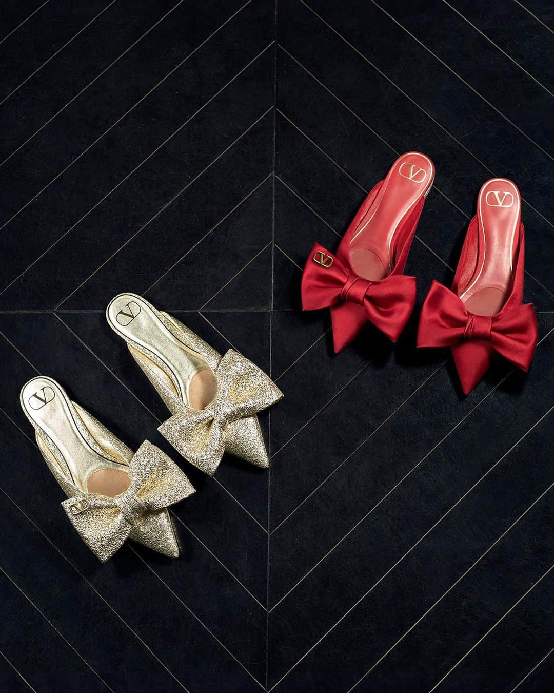 Valentinoさんのインスタグラム写真 - (ValentinoInstagram)「Bow-adorned and crafted by Couture. In select boutiques, a point-toe shoe first revealed on the #ValentinoUnChateau runway is now available.​  Shop the #VALENTINOGARAVANI #UnChâteauBowMule in Rosso Valentino, #PinkPP and crackle effect platinum now.​  #ValentinoParisANightsTale​ #ValentinoSpring24​ Creative Director: @pppiccioli ​ Photo: @andre.lucat ​」11月28日 22時56分 - maisonvalentino
