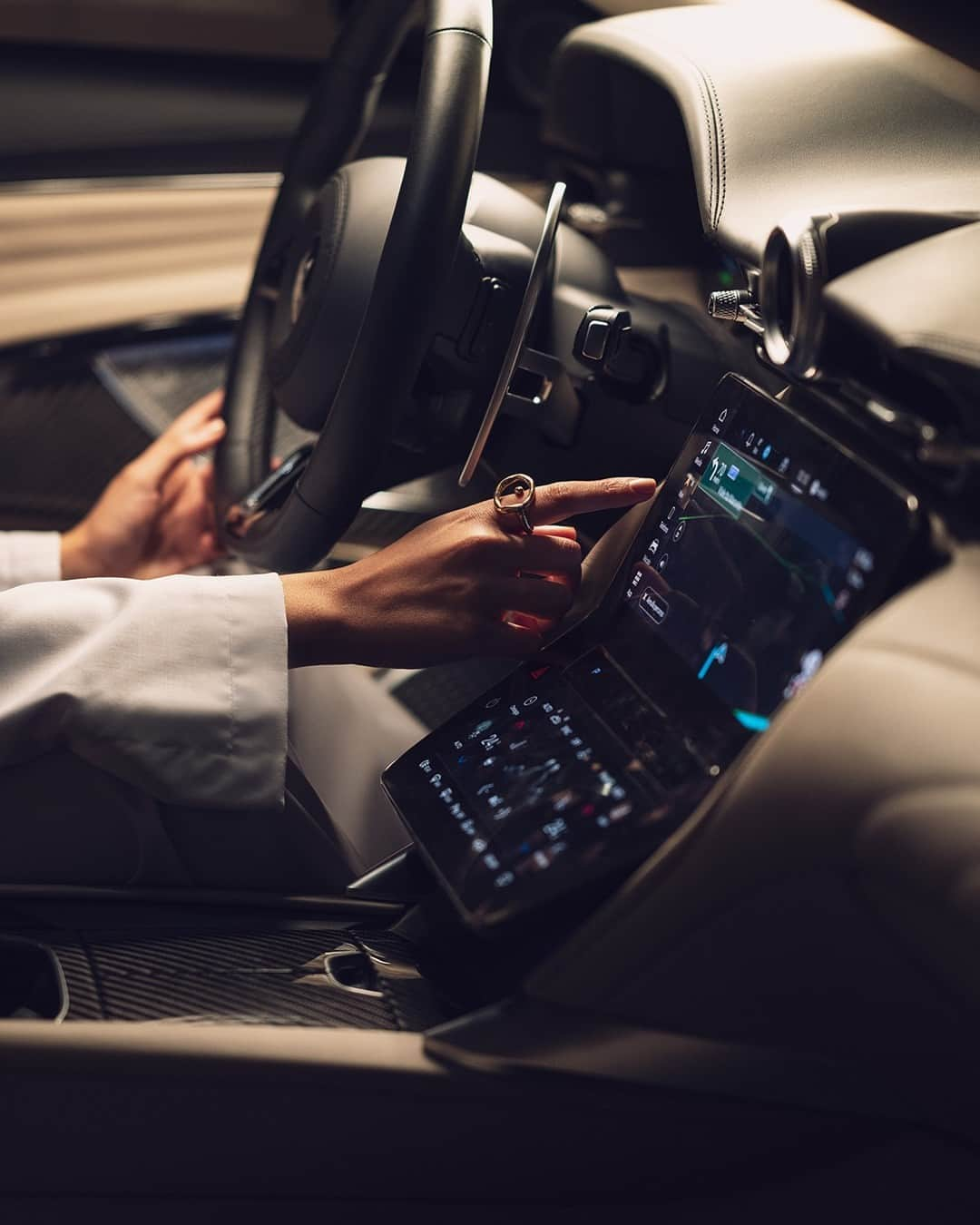 マセラティさんのインスタグラム写真 - (マセラティInstagram)「Fingers dance across the smooth contours of the hand-crafted interiors. And with the touch of a single finger on the spacious screens, a new journey is underway.⁣ GranTurismo. The Others Just Travel.⁣ #Maserati #MaseratiGranTurismo」11月28日 23時00分 - maserati