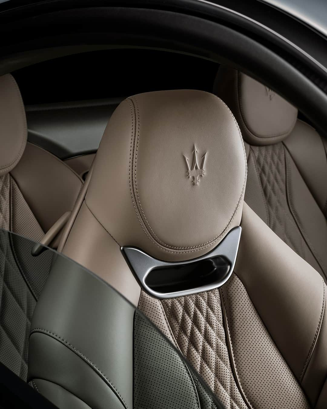 マセラティさんのインスタグラム写真 - (マセラティInstagram)「Fingers dance across the smooth contours of the hand-crafted interiors. And with the touch of a single finger on the spacious screens, a new journey is underway.⁣ GranTurismo. The Others Just Travel.⁣ #Maserati #MaseratiGranTurismo」11月28日 23時00分 - maserati