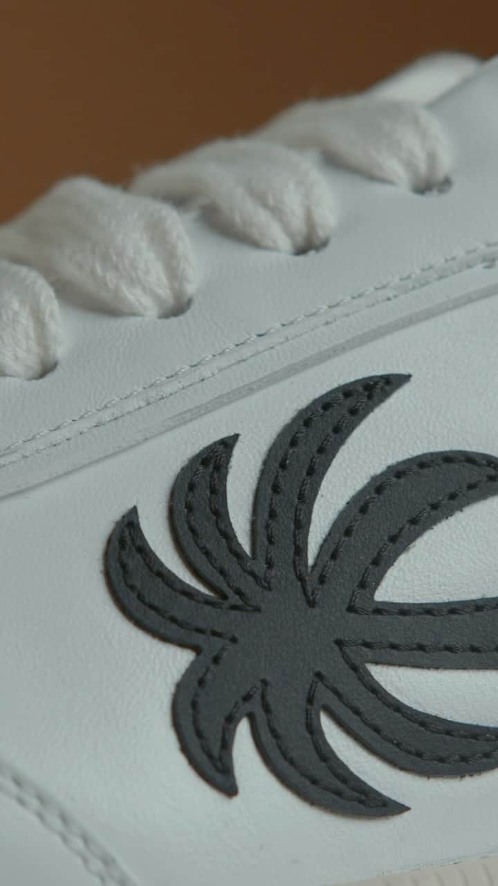 トッズのインスタグラム：「PALM ANGELS X TOD’S  Watch the making of the Palm Angels X Tod’s Limited Edition sneakers from an artisanal point of view. The free West Coast spirit of @PalmAngels blends with @Tods tradition, craftsmanship and savoir-faire to reinterpret the iconic Tabs Sneakers.  Available on tods.com, palmangels.com, and at selected boutiques worldwide.  #PalmAngelsXTods #Tods #PalmAngels」