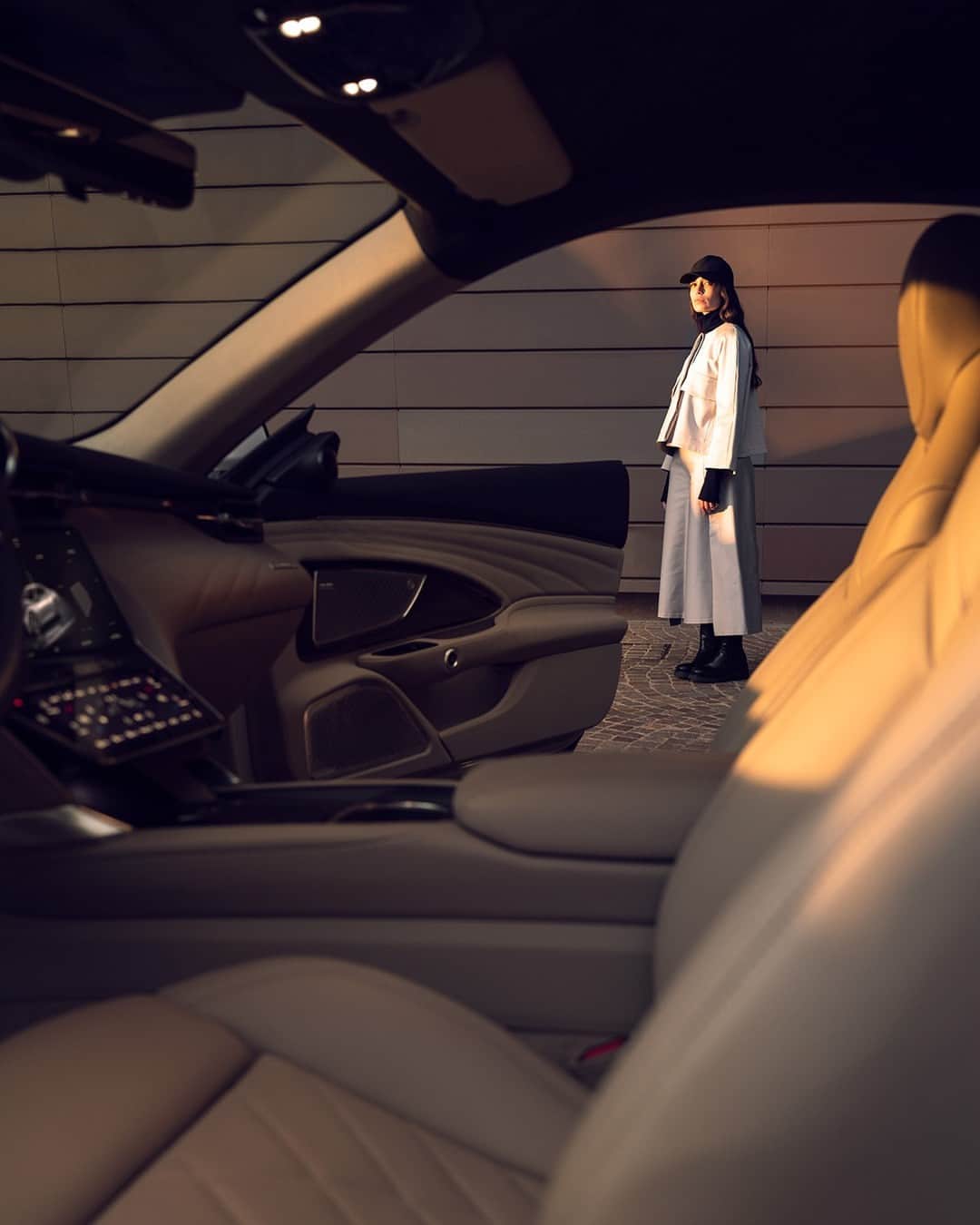 マセラティのインスタグラム：「Fingers dance across the smooth contours of the hand-crafted interiors. And with the touch of a single finger on the spacious screens, a new journey is underway.⁣ GranTurismo. The Others Just Travel.⁣ #Maserati #MaseratiGranTurismo」