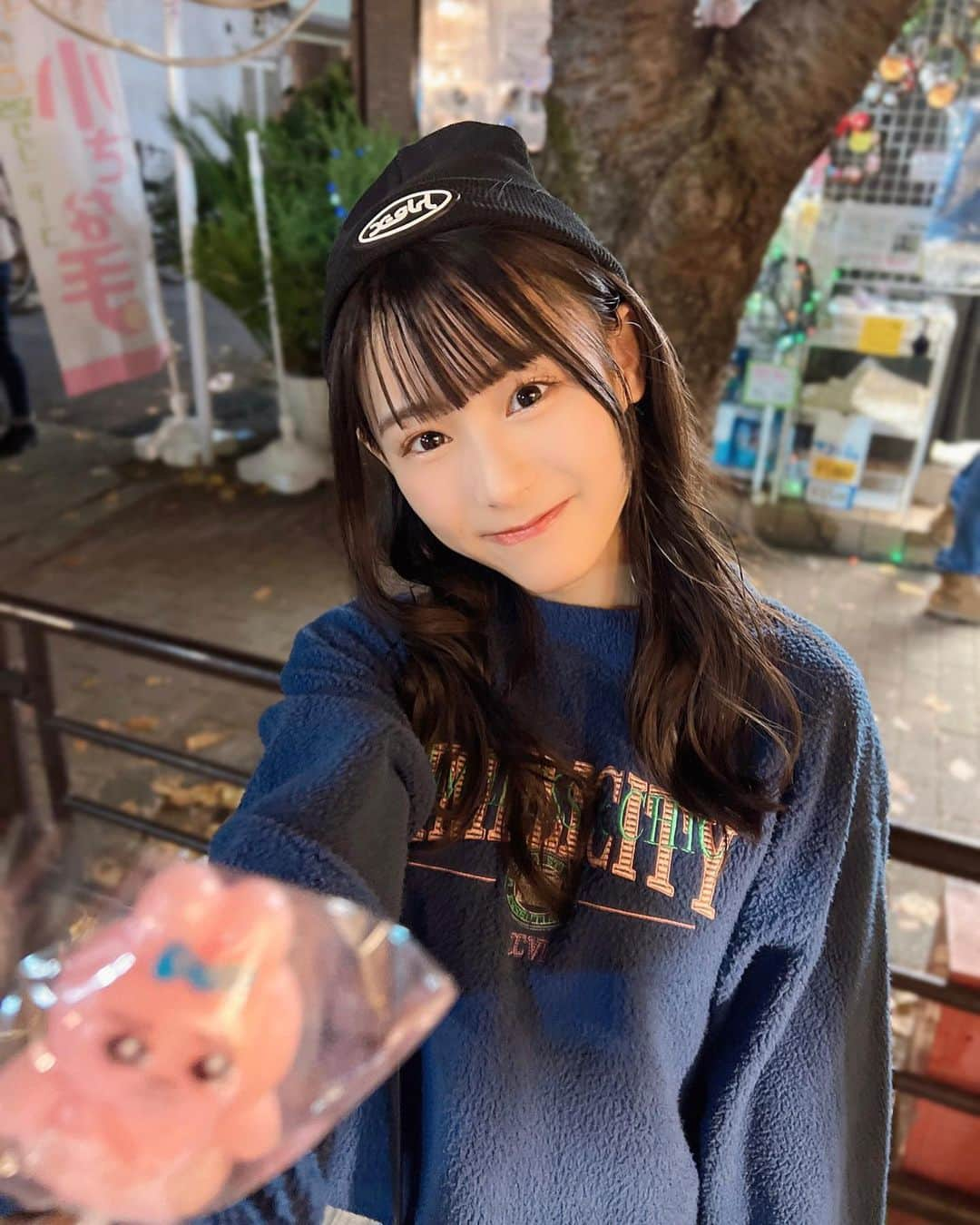 山崎玲奈のインスタグラム：「おぱんちゅうさぎの飴🍬可愛いすぎるっ🐰💗  ・ #おぱんちゅうさぎ#おぱんちゅうさぎのいる生活#おぱ活#縁日#屋台#飴細工#酉の市#アイドル#ニット帽コーデ」