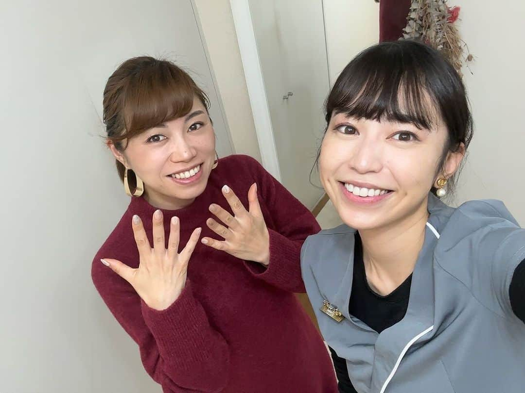 小林アナのインスタグラム：「かえネイル！ かえひろみちゃんのところ行ってきました✨ 今回のオーダーは 12月の誕生日&クリスマス🎄ネイル🎄 でサササとやってくれました‼️  かわいい😍冬っぽい‼️  ［Nail Salon Elegancia(ネイルサロンエレガンシア)］ beauty.hotpepper.jp/kr/slnH0006324…」