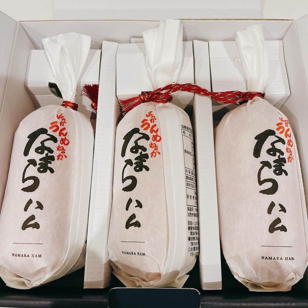 梅田えりかさんのインスタグラム写真 - (梅田えりかInstagram)「11月のガタ市 @gataichi_ で頼んだものは…🎊  なまらハム🎁  「純白のビアンカ」を使用したプレミアムポークなだけあってとてもジューシーでした！  スライスして軽く表面をカリッと焼いてレモンをかけて食べたらめちゃくちゃ美味しかった😫🙏💖  キンキンに冷えたビールとこのなまらハムをおつまみとして出したらもう世のお父さまたちに喜ばれる事間違いなし😑🍺  「ちょ、おま、きょうどうした？なんかいい事あったか？なまら美味しいやんけ！はまらハムだけに。」的なね🧔🏻‍♂️❤️笑  ちょっと贅沢なおつまみだよこりゃ🤩  新潟の今が旬な美味しい食材たちが取り寄せれるガタ市はここから→ @gataichi_ ←是非チェックしてね🔔  ご注文はプロフィールのホームページから頼めます‼️  #ギフト #新潟 #お取り寄せ #新潟グルメ #新潟名物 #新潟日報 #新潟うまいもん #ガタ市 #生産者名 #商品名 #ガタ市で新潟をPR #ガタ市アンバサダー #PR #なまらハム」11月28日 23時01分 - umeeri524