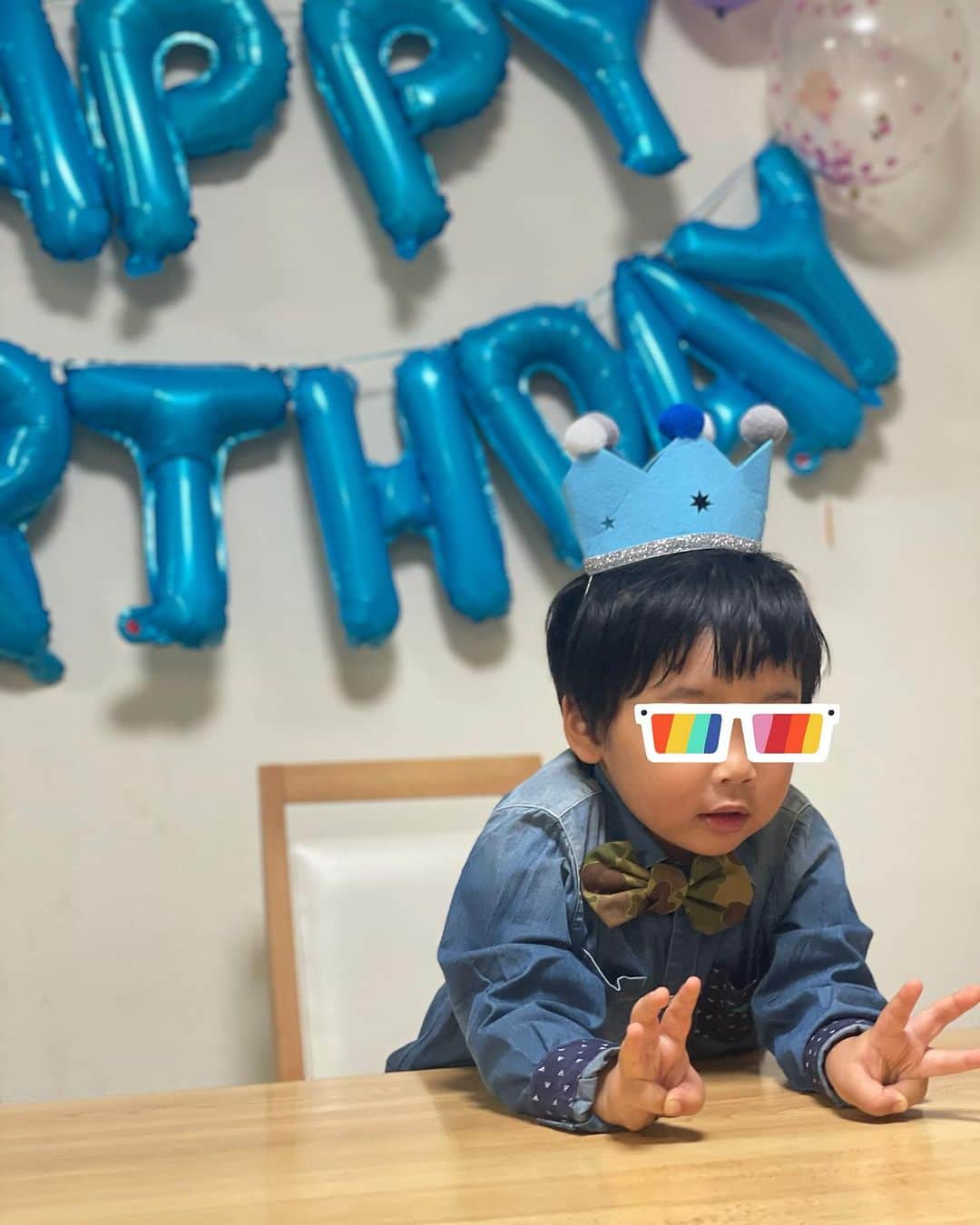 ボールボーイ佐竹のインスタグラム：「佐竹家の長男完太が 本日3歳になりました！ おめでとう！！㊗️🎊  いつの間にか、 指で3のポーズができるようになってる🥹  #完太日記 #3歳 #おめでとう」